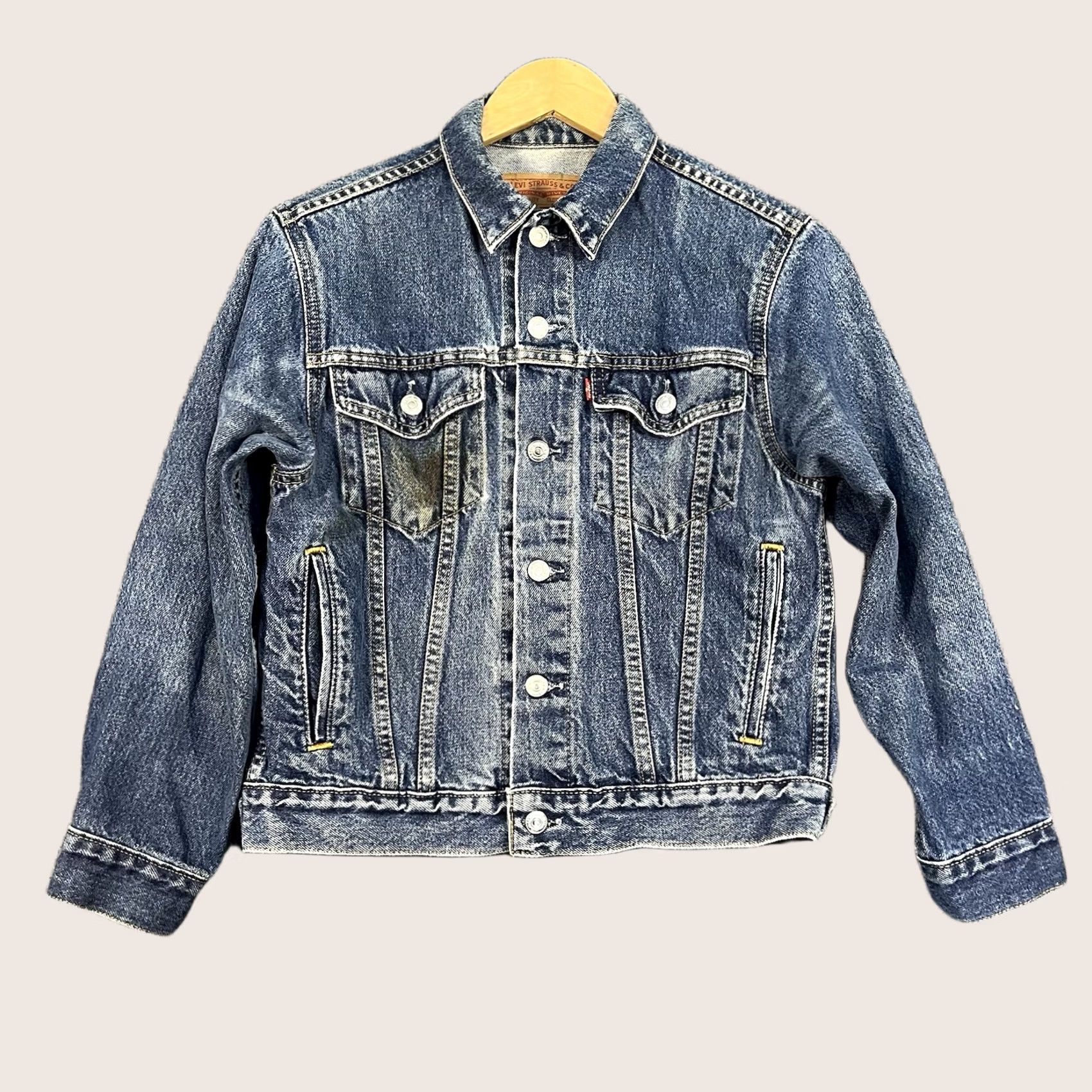 Levi's VINTAGE Levi's Trucker Jacket Women's Medium Red Tab Jean Coat 57511 Blue Denim Size 32" / US 10 / IT 46 - 1 Thumbnail