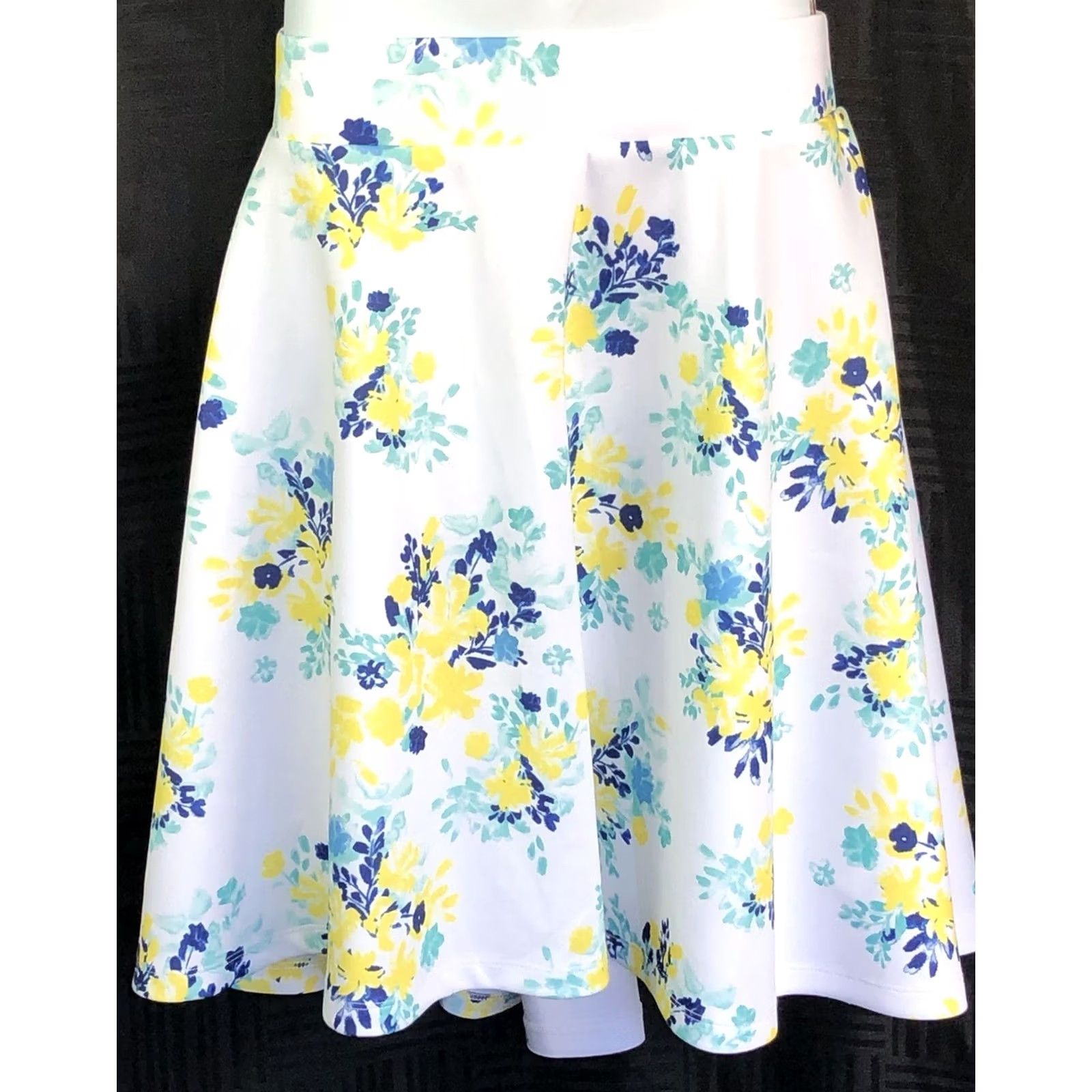 Torrid NWT Torrid Flare Skirt 1X Floral 38"W Knee Length Cottage Romantic Garden Womens Skirt Bit? Size 40" / US 18 - 3 Thumbnail