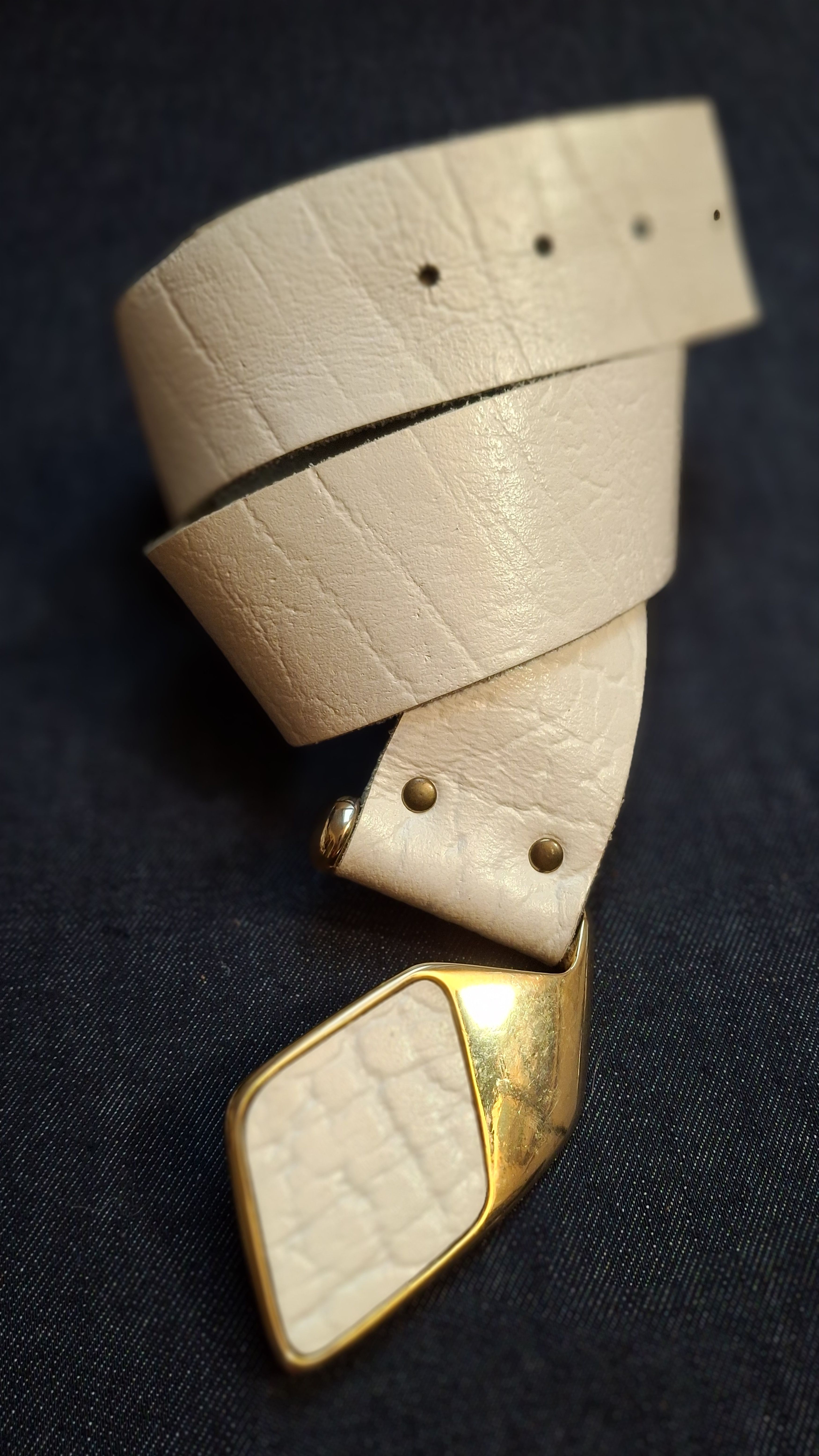 Vintage Vintage White Textured Leather Belt - Gold Avant-Garde Size ONE SIZE - 1 Thumbnail