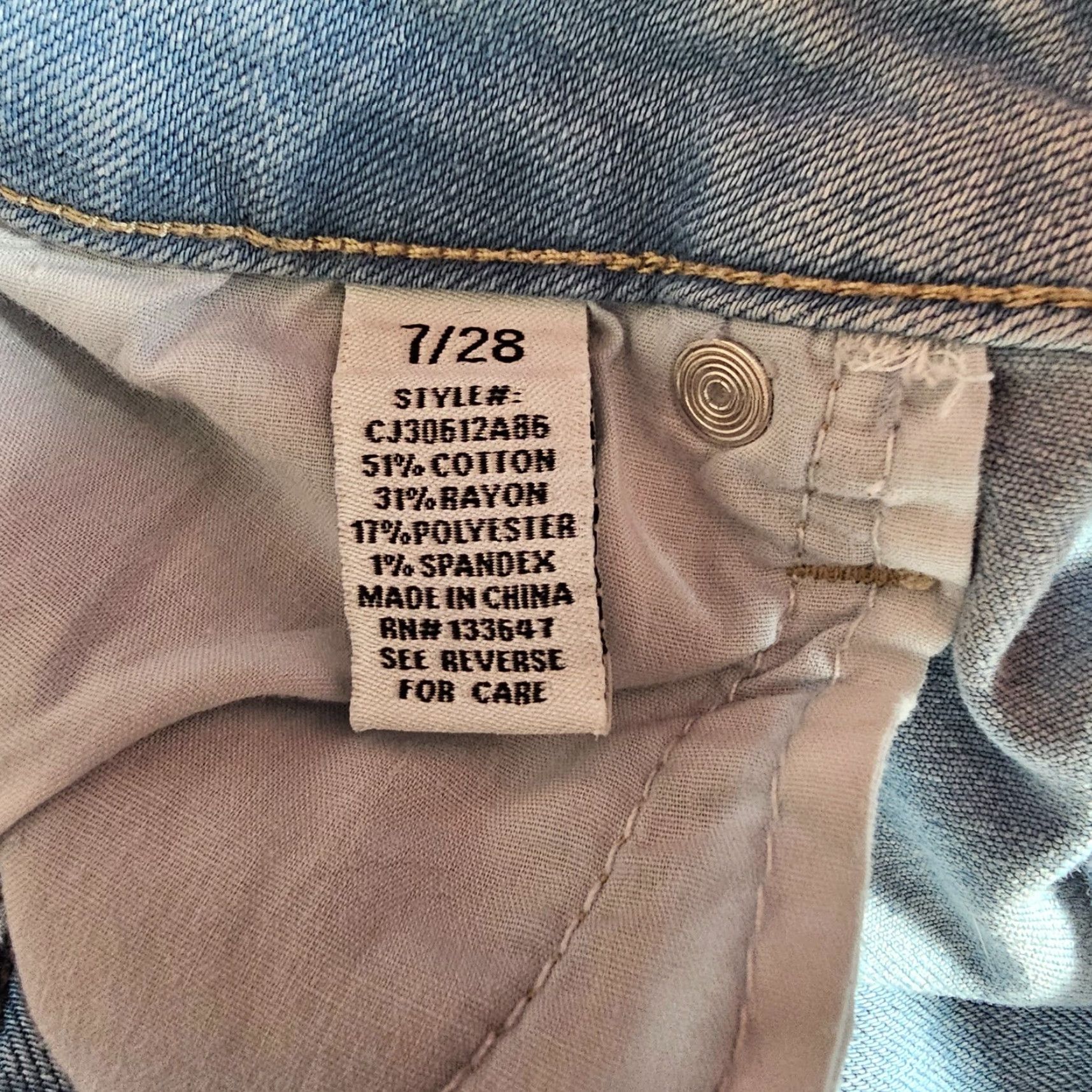 Vintage Celebrity Pink Shorts Womens 28 Blue Denim Mid Rise Casual Light Wash Cuffed 5-Pocket Design Summer Beach Walking Mens Womens Girls Size 28" / US 6 / IT 42 - 3 Thumbnail
