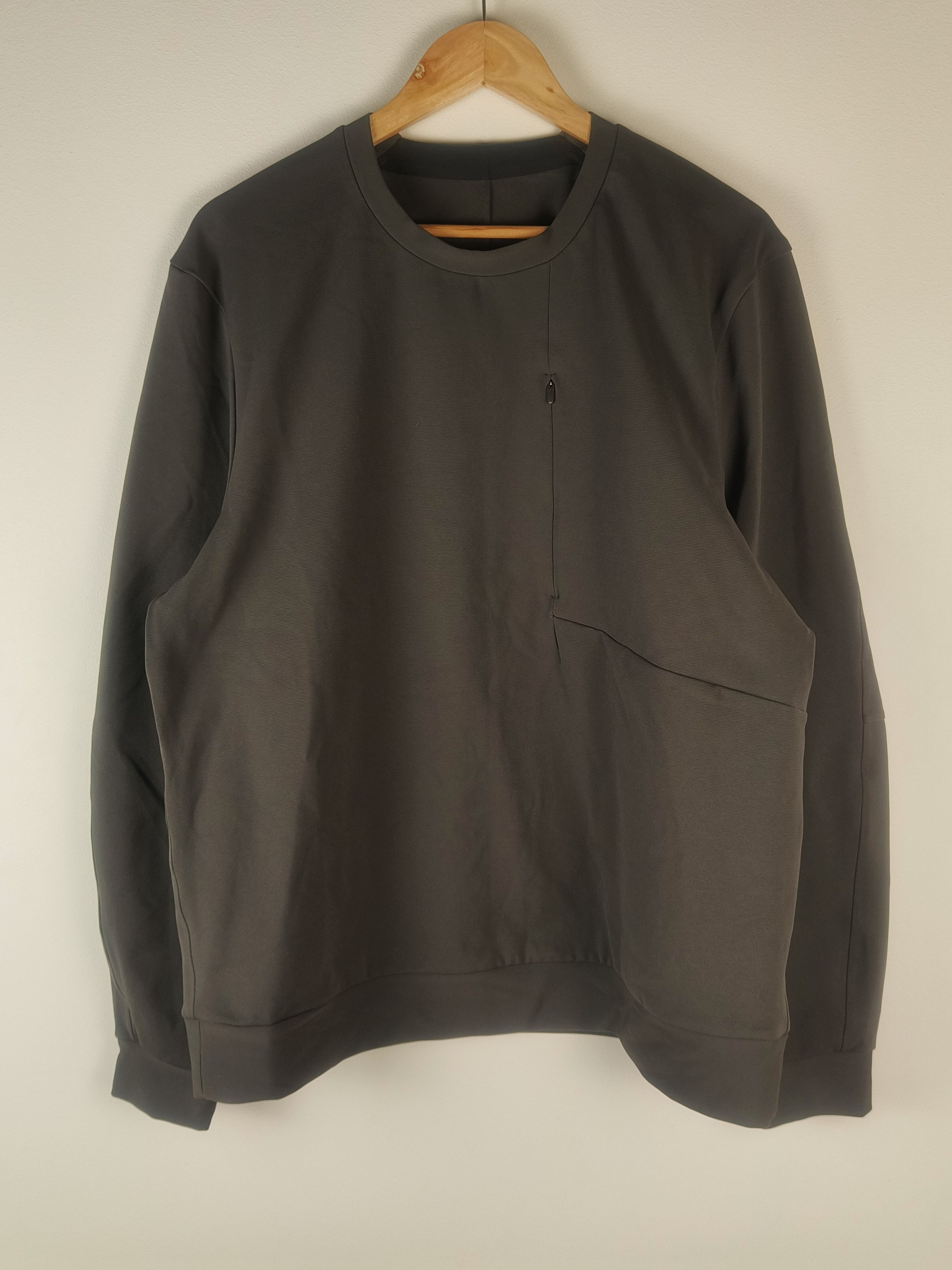 Lululemon Lululemon Men's Sojourn L/S Crew Stoney Stretch Sweatshirt Size US XL / EU 56 / 4 - 1 Thumbnail