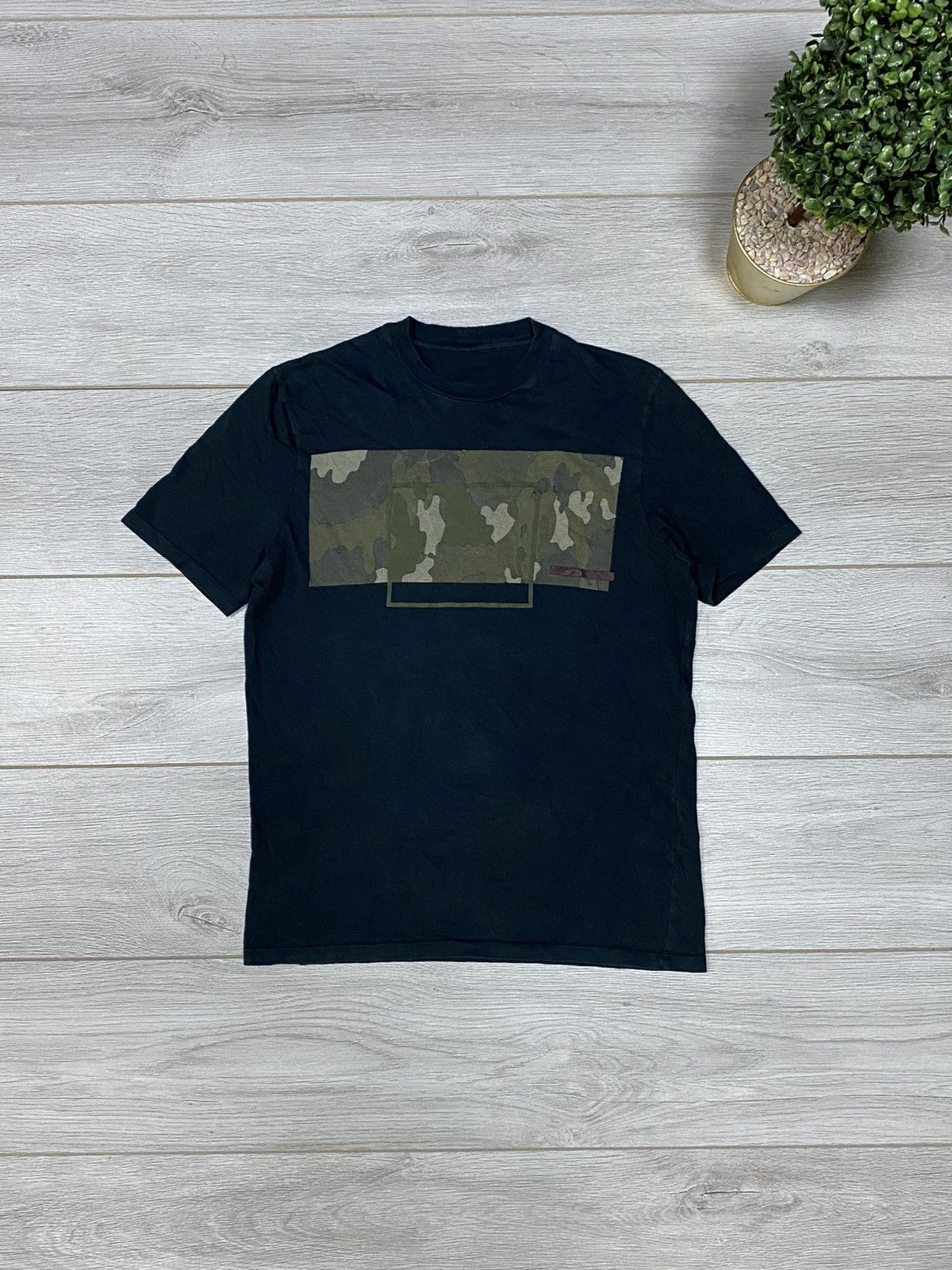 Prada Prada camo red tab t-shirt Size US S / EU 44-46 / 1 - 3 Thumbnail