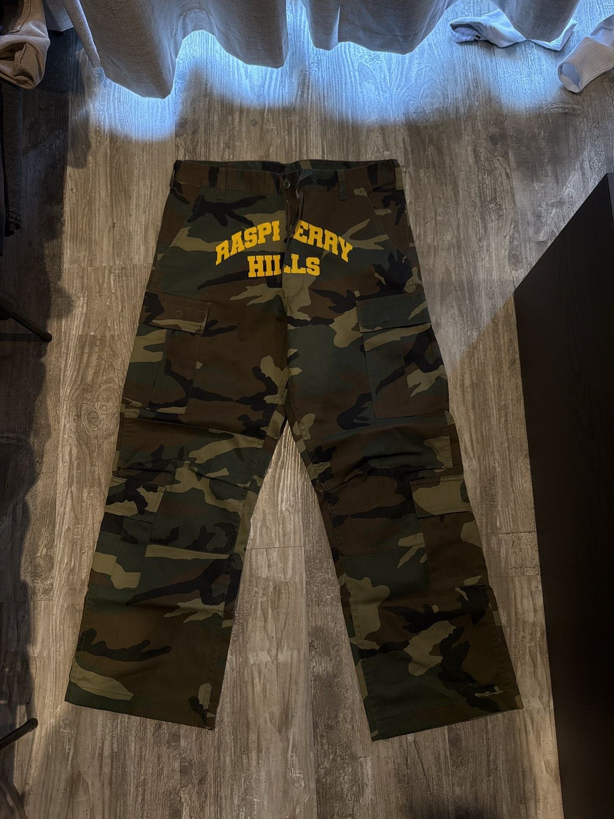 The GV Gallery Raspberry hills camo cargos Size US 32 / EU 48 - 1 Thumbnail