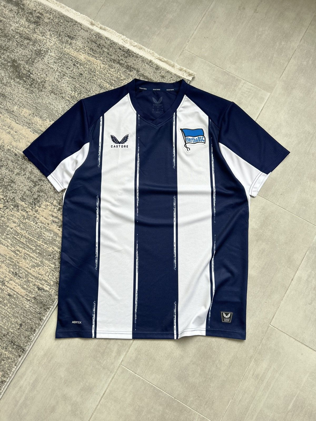 Castore Castore Hertha BSC Home 2025/26 Football Jersey Shirt Size US L / EU 52-54 / 3 - 4 Thumbnail