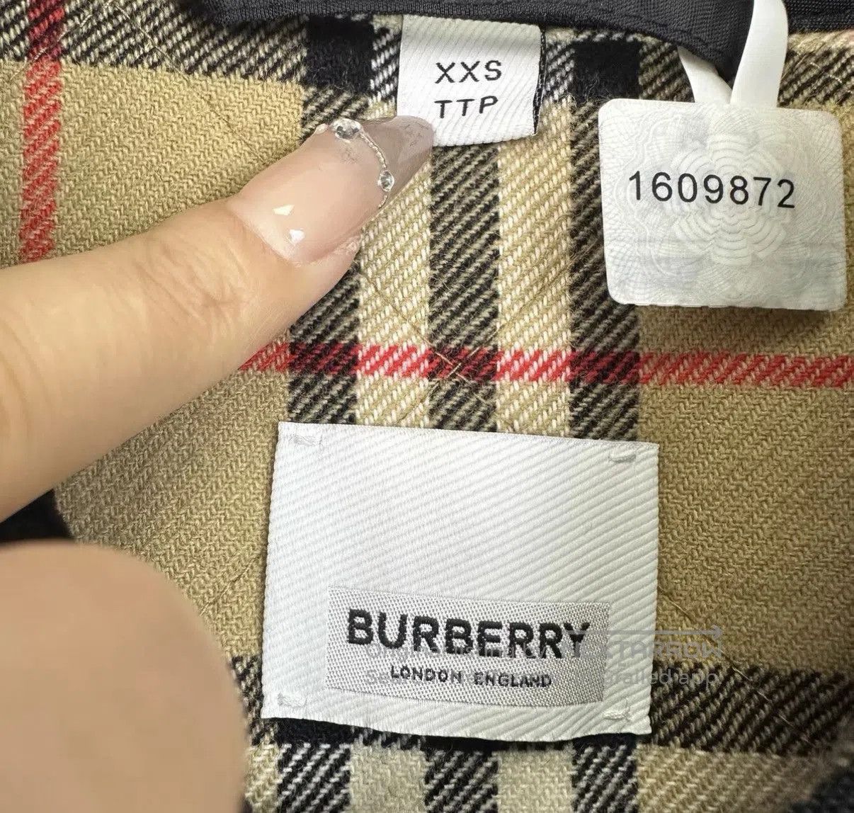 Burberry Black Quilted Jacket with Red Emblem - XXS. Size US XXS / EU 40 - 6 Thumbnail