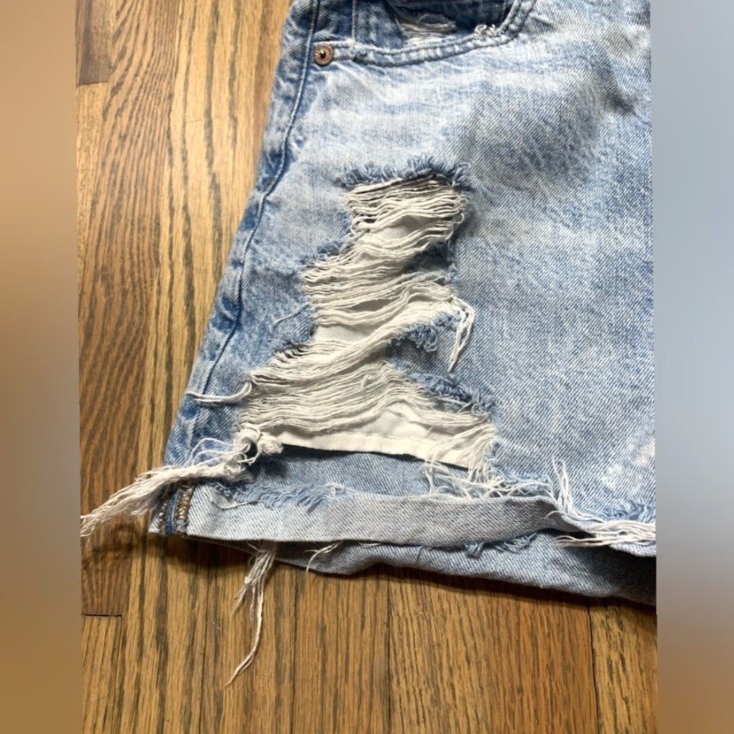 American Eagle Outfitters VINTAGE American Eagle Outfitters Mom Short Jean Shorts Cut-Off Blue 2 Womens Distressed Regular Size 2 Jeans 90s? Size 26" / US 2 / IT 38 - 2 Thumbnail