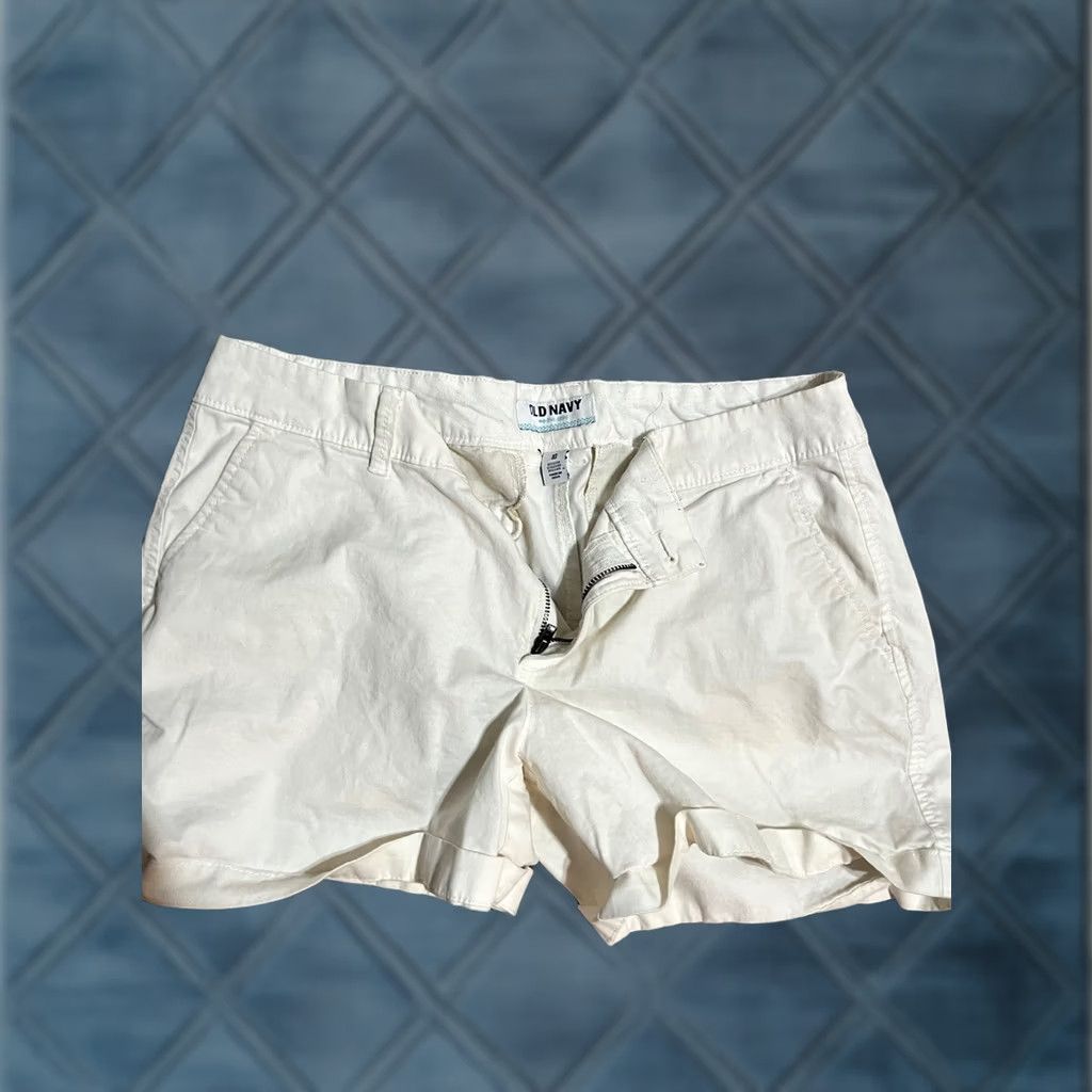 Old Navy Old Navy White Low Rise Shorts Women Size 10 Chino Casual Cotton Blend Spandex Size 32" / US 10 / IT 46 - 1 Thumbnail