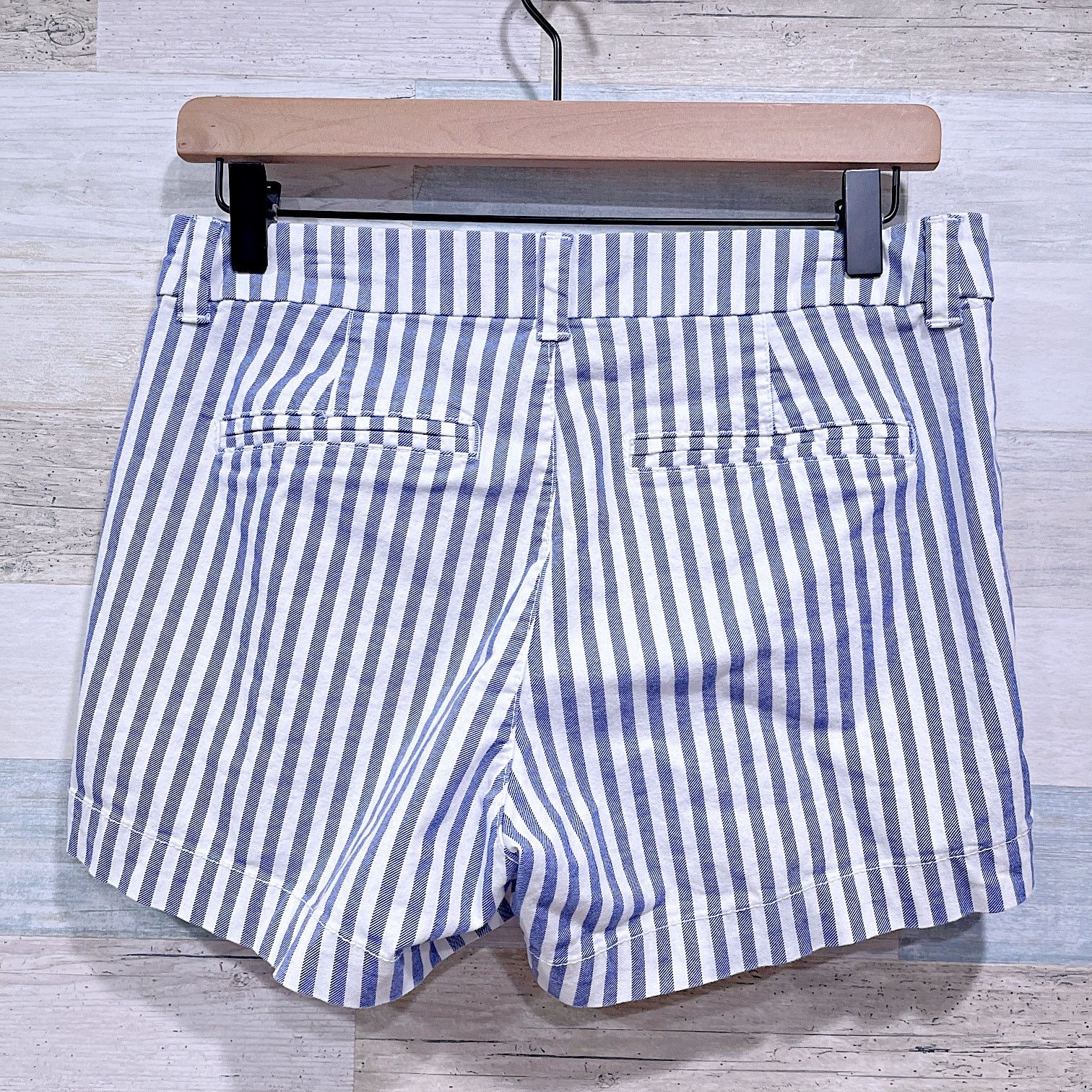 Old Navy Old Navy Everyday Chino Shorts Blue White Stripe Womens 4 Size 27" / US 4 / IT 40 - 3 Thumbnail