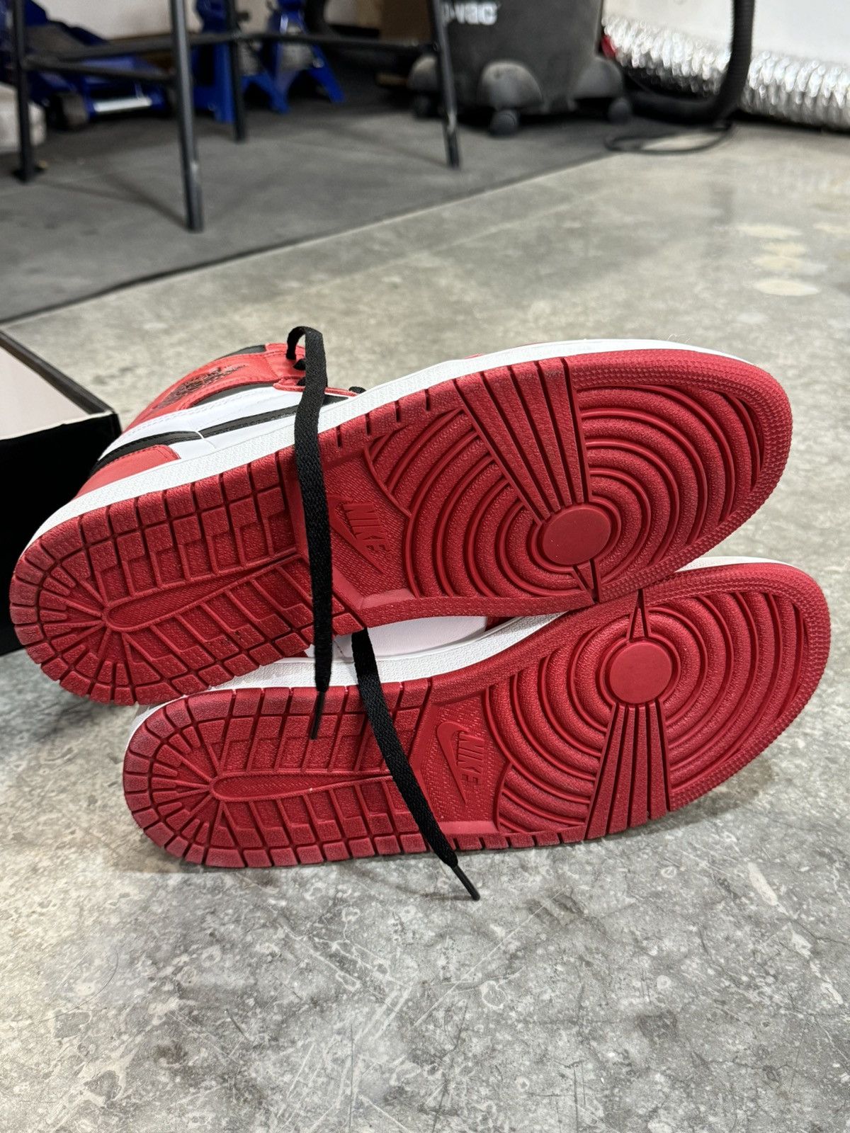 Jordan Brand × Nike Jordan 1 Chicago Size US 10.5 / EU 43-44 - 5 Thumbnail