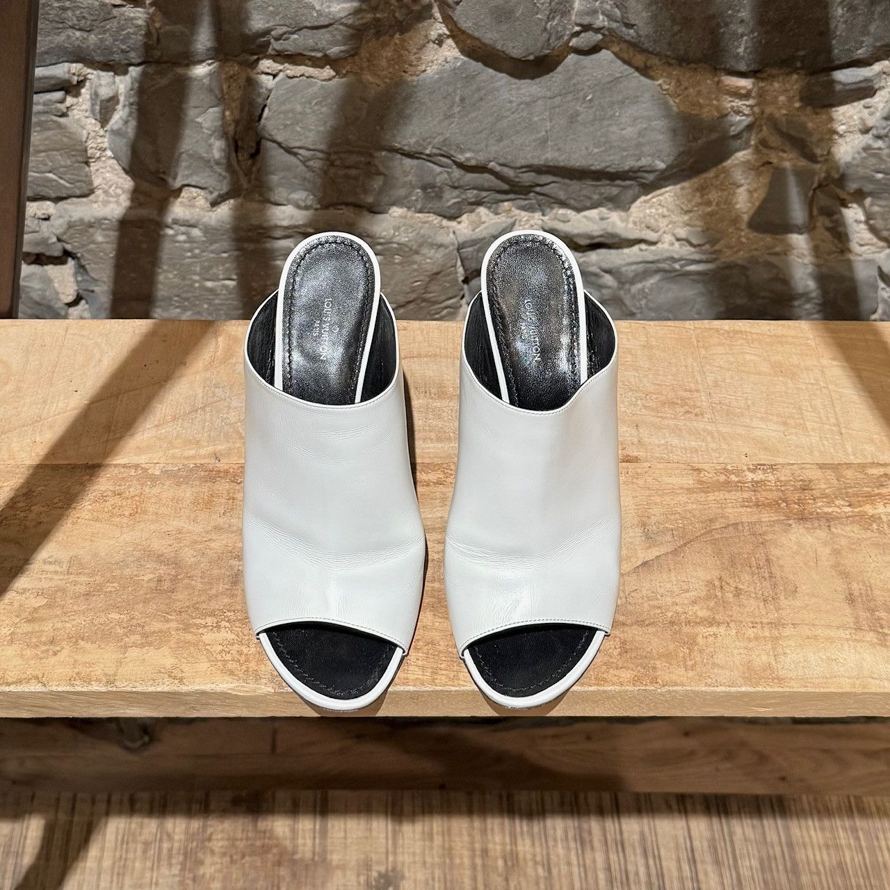 Louis Vuitton Louis Vuitton White Leather Topmost LV Logo Heeled Mules Size US 9 / IT 39 - 4 Thumbnail