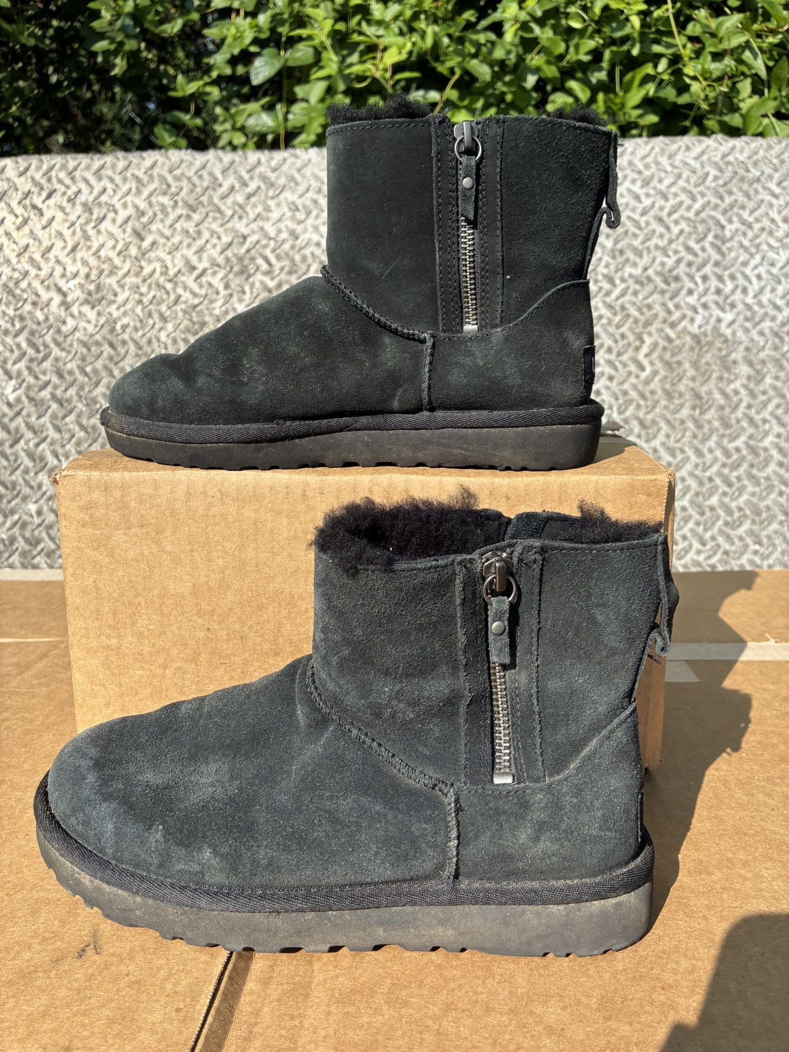 Ugg UGG Classic Mini Double Zip Black 1118853 Size US 6 / IT 36 - 2 Thumbnail