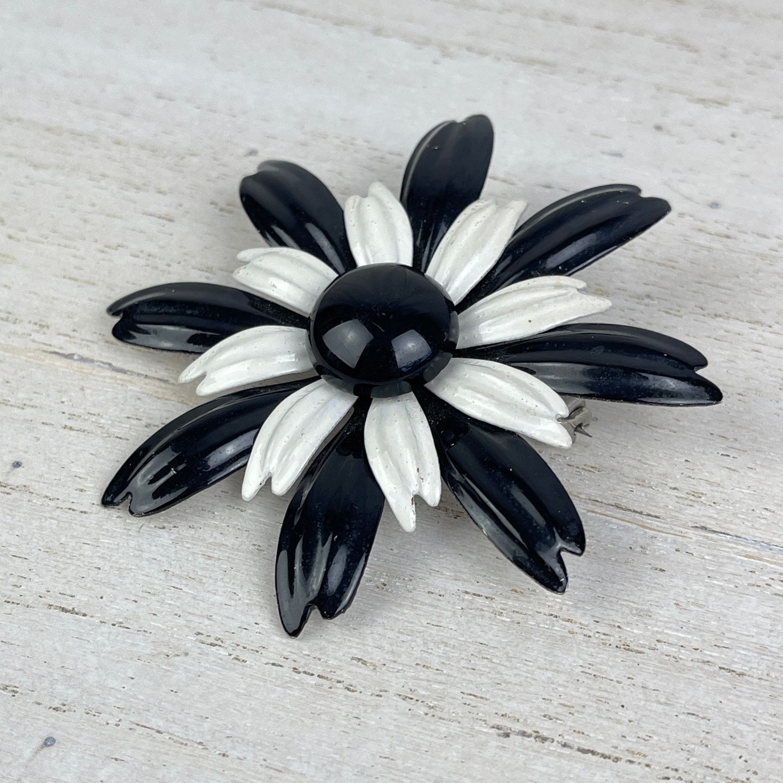 Vintage VTG 1960’s Black White Daisy Flower Brooch Pin Metal Enamel Size ONE SIZE - 2 Thumbnail