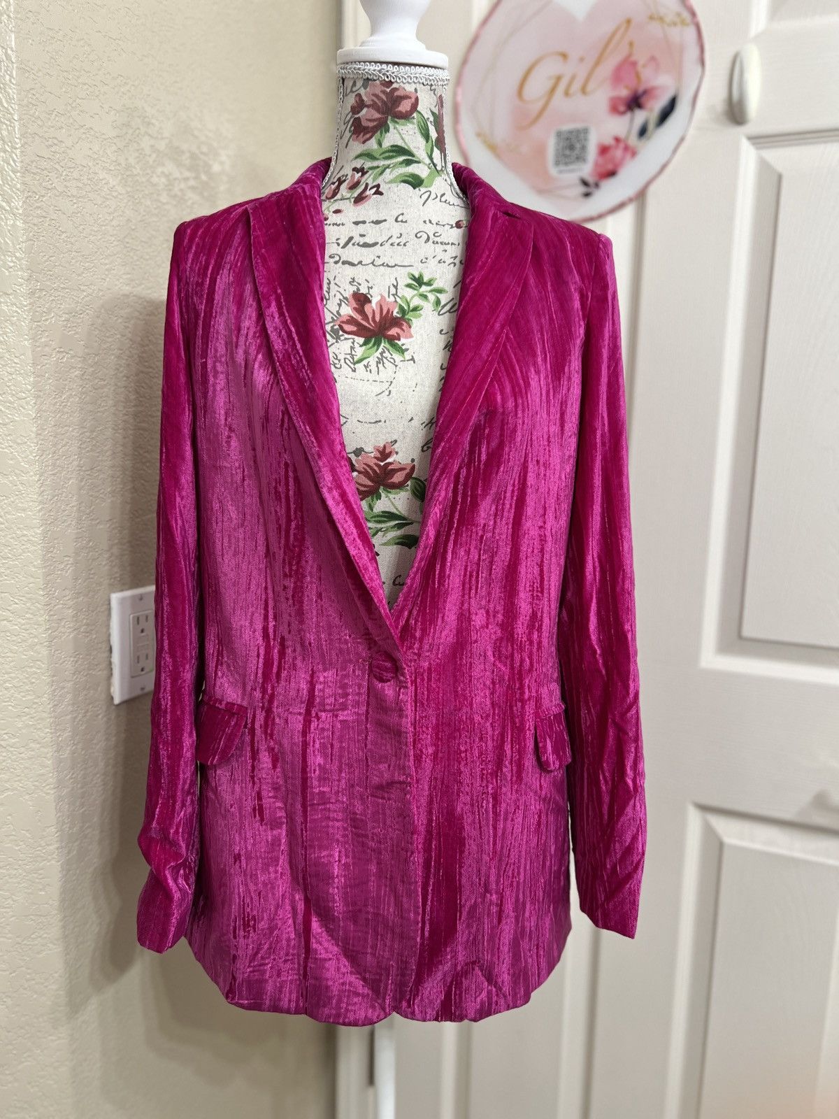 Nasty Gal Nasty Gal Hot Pink Velvet Blazer size 4 Size S / US 4 / IT 40 - 2 Thumbnail
