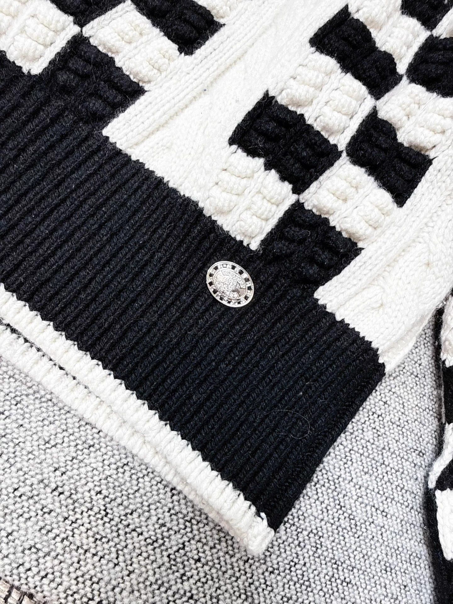 Chanel Chanel 23C B&W V-neck Mosaic Racing Check Pullover 36 Size XS / US 0-2 / IT 36-38 - 4 Thumbnail