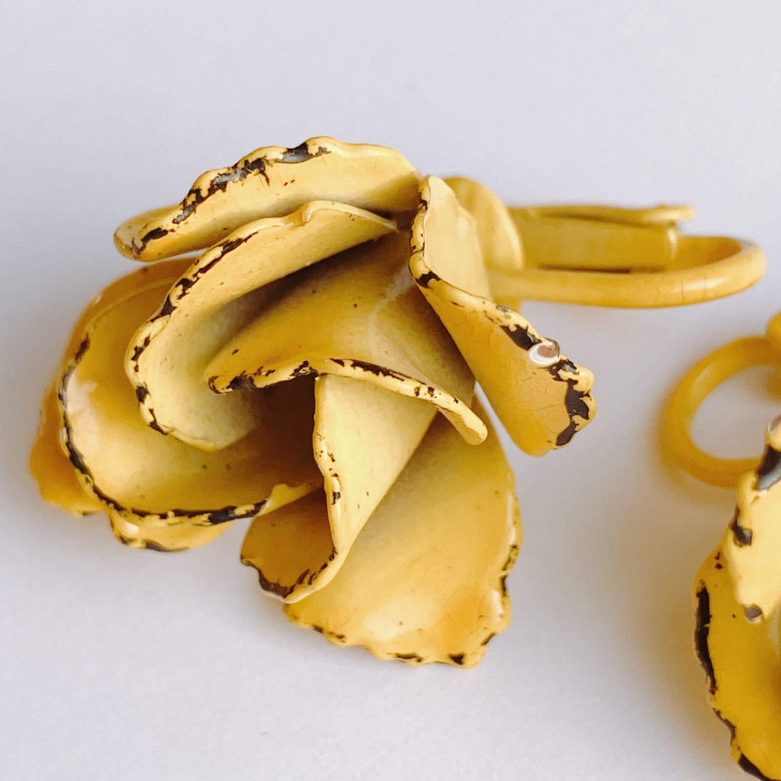 Vintage VTG Mid Century Clip On Earrings Yellow Enamel Flower 1950s Size ONE SIZE - 4 Thumbnail