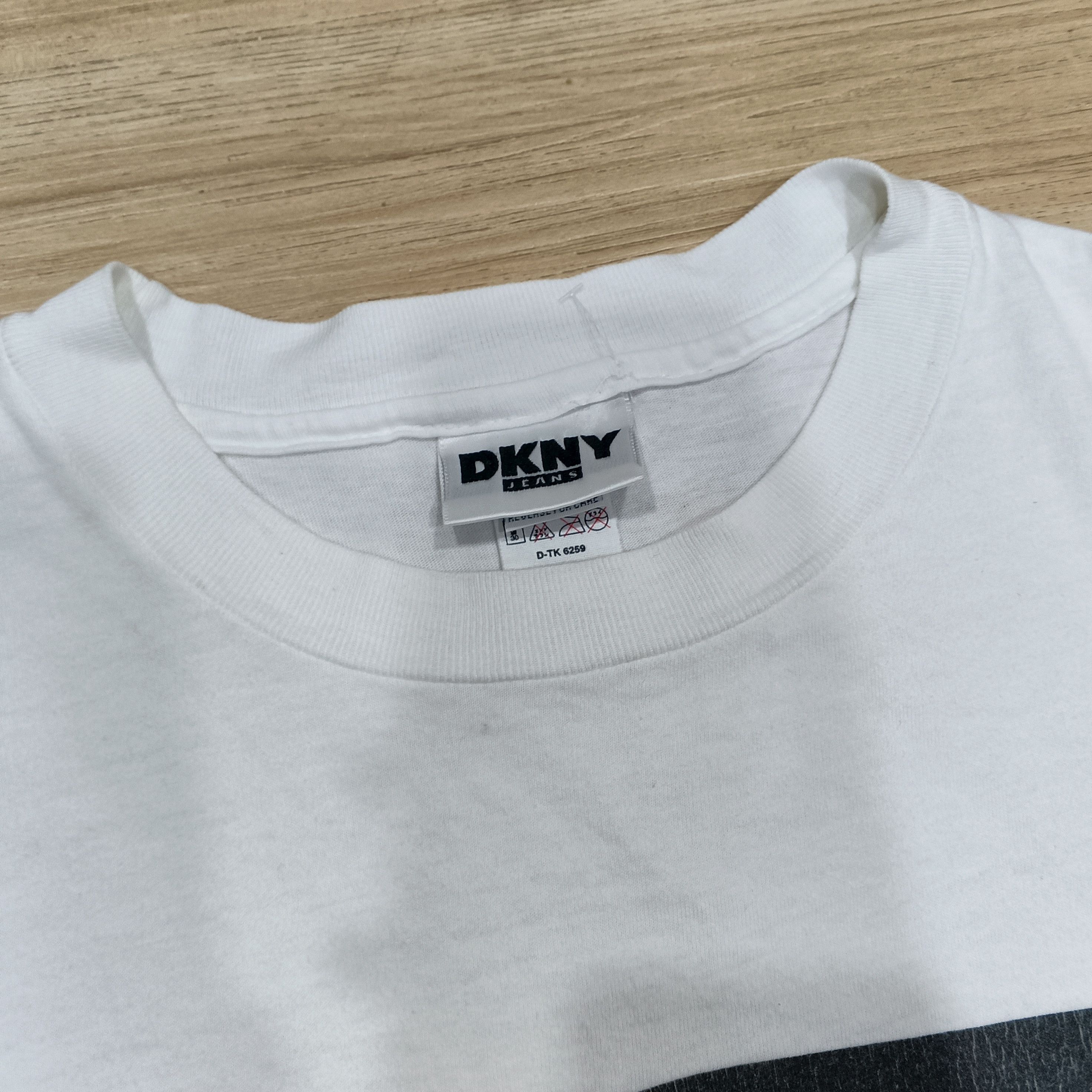 DKNY Vintage 90s DKNY New York Jeans Liberty Of Queen Tshirt Size US XL / EU 56 / 4 - 6 Thumbnail