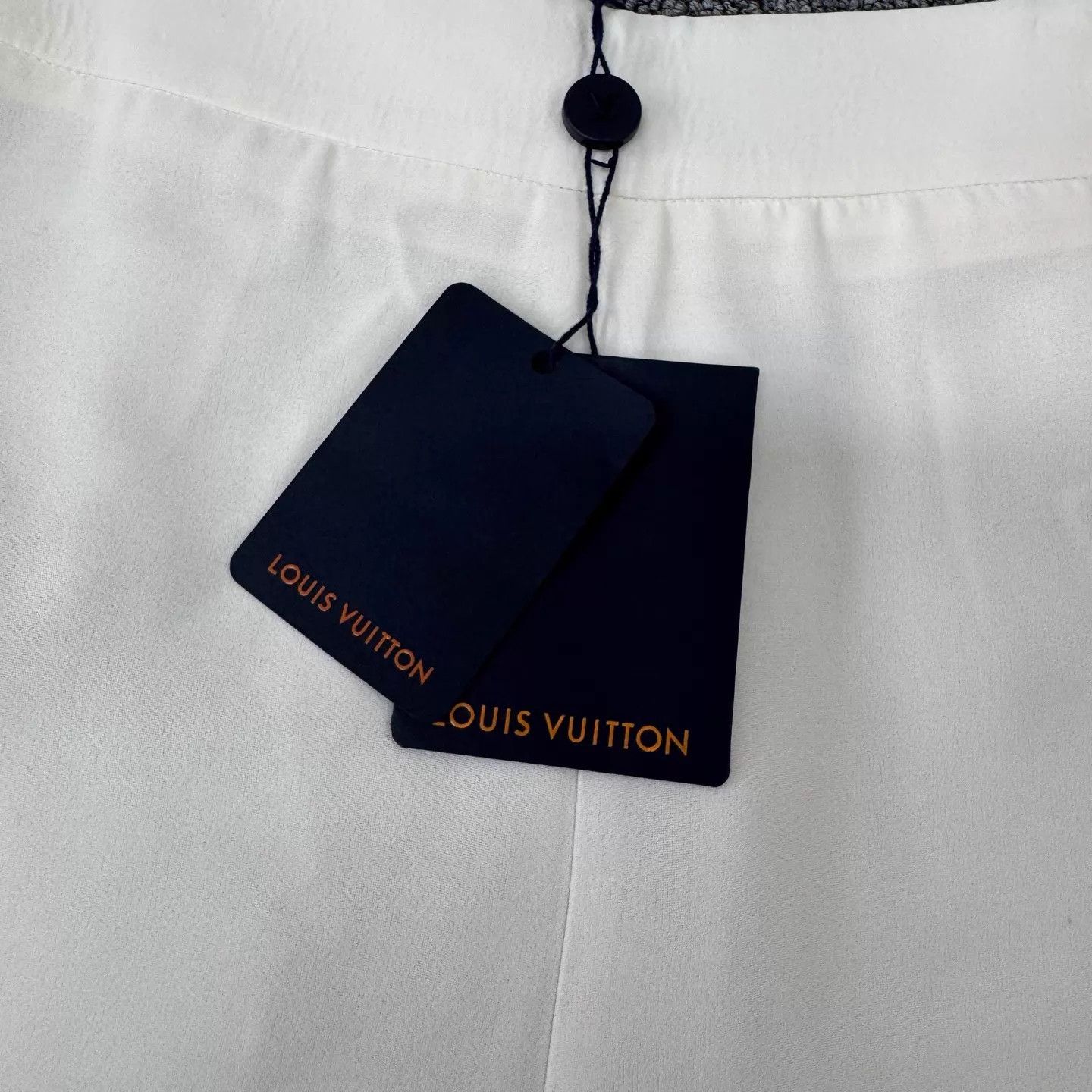 Louis Vuitton Louis Vuitton white silk shorts 36 new with tags Size 26" / US 2 / IT 38 - 4 Thumbnail