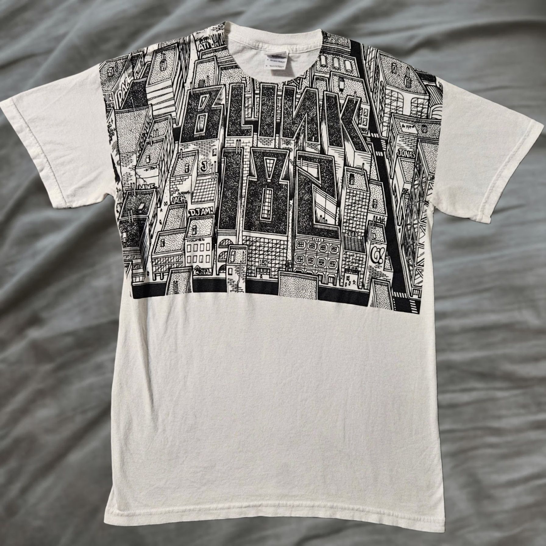Gildan Blink 182 Neighborhoods Grafitti Cityscape T Shirt 2011 Tour Gildan Size Small White Mens Small Shirts White GF 2011 Tour Mens S Size US S / EU 44-46 / 1 - 1 Thumbnail