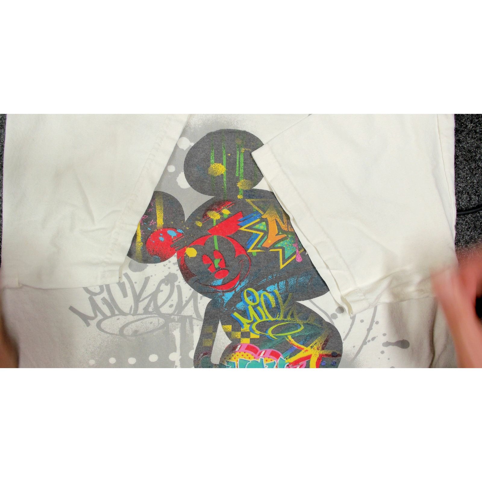 Disney Disney / Streetwear - Mickey Mouse Graffiti Graphic Tee Size US L / EU 52-54 / 3 - 10 Thumbnail
