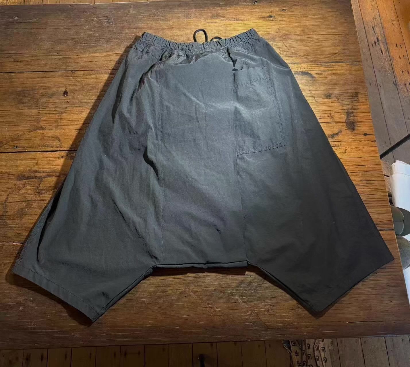 NILOS NILOS 16FW black drop‑crotch pleated cropped trousers Ｑ25 Size US 32 / EU 48 - 3 Thumbnail