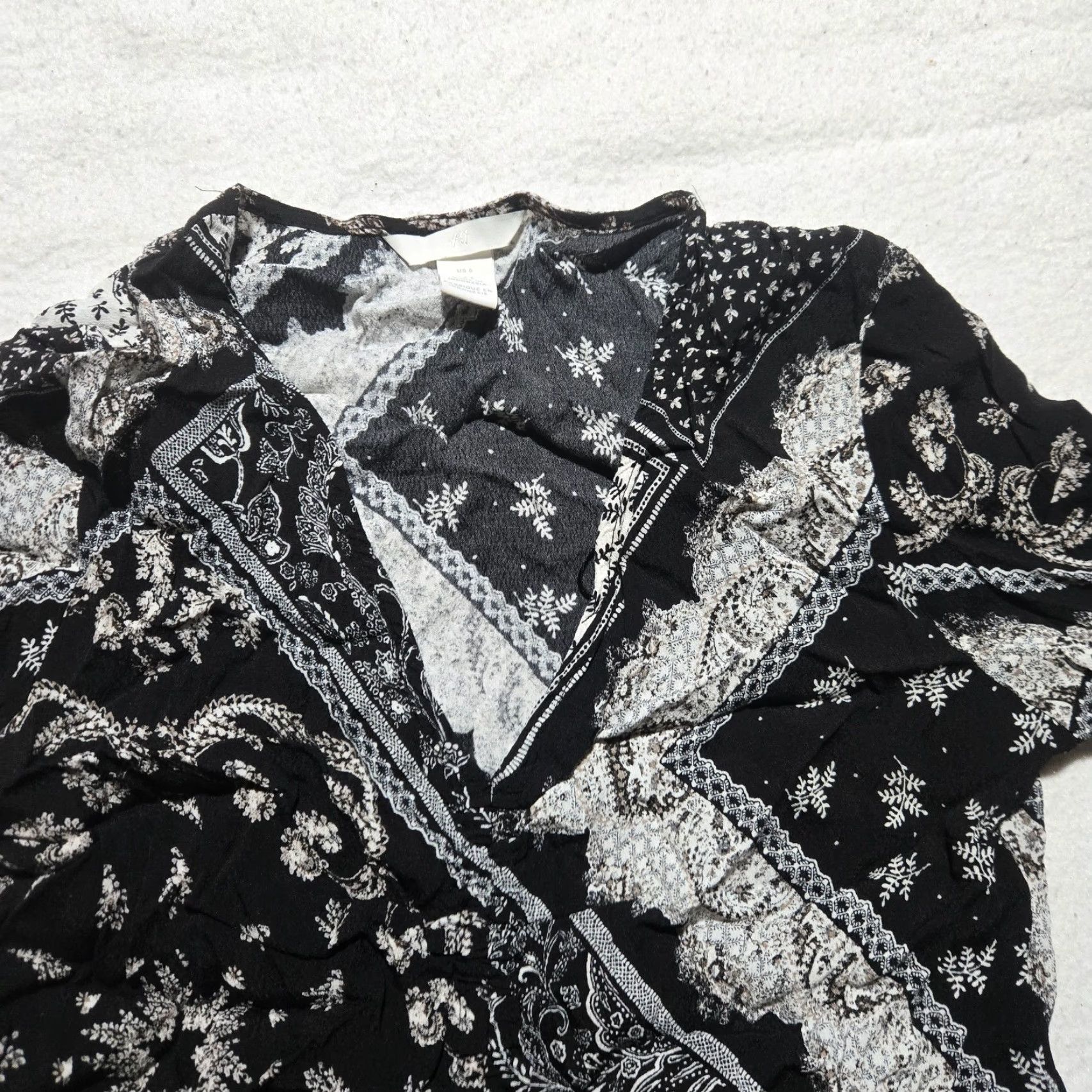 H&M H&M Blouse Shirt Geometric Black Short Sleeve Lightweight Top Women's 6 Vintage No Size M / US 6-8 / IT 42-44 - 2 Thumbnail