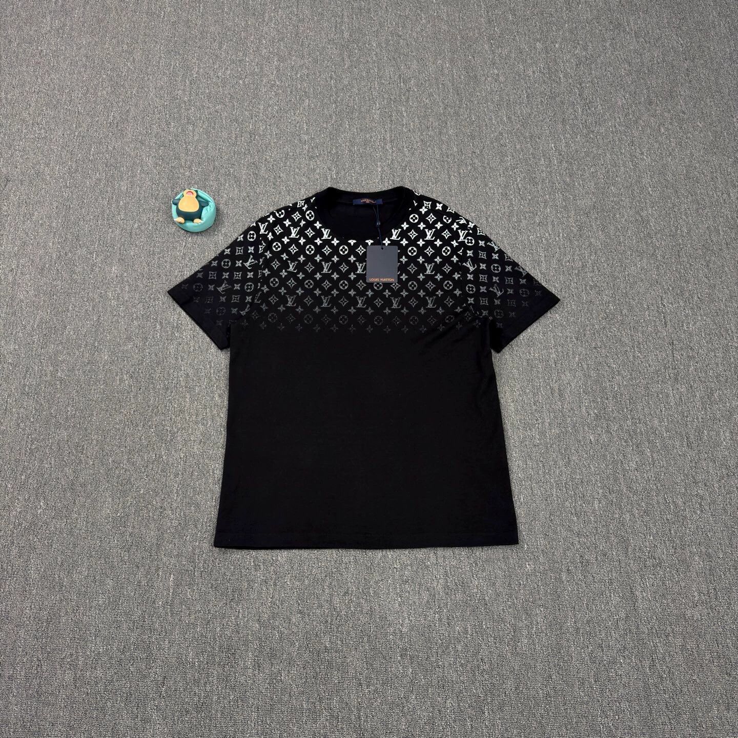 Louis Vuitton LV gradient all over print black short Tee XL Size US XL / EU 56 / 4 - 1 Thumbnail