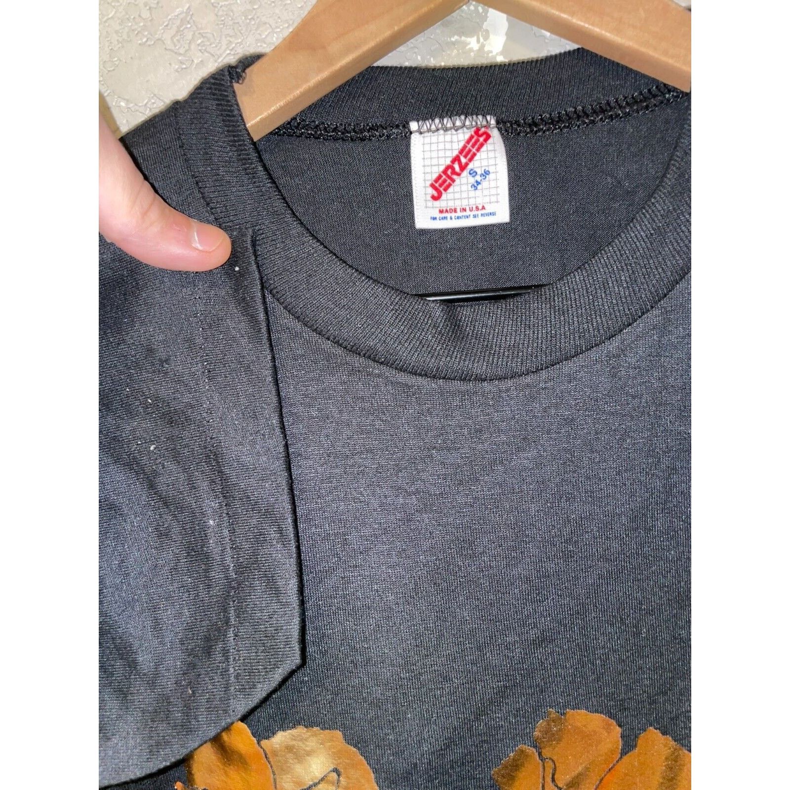 Jerzees Vintage Flower Gold Rose Pedal Spring Graphic S Black Shirt Size US S / EU 44-46 / 1 - 5 Thumbnail