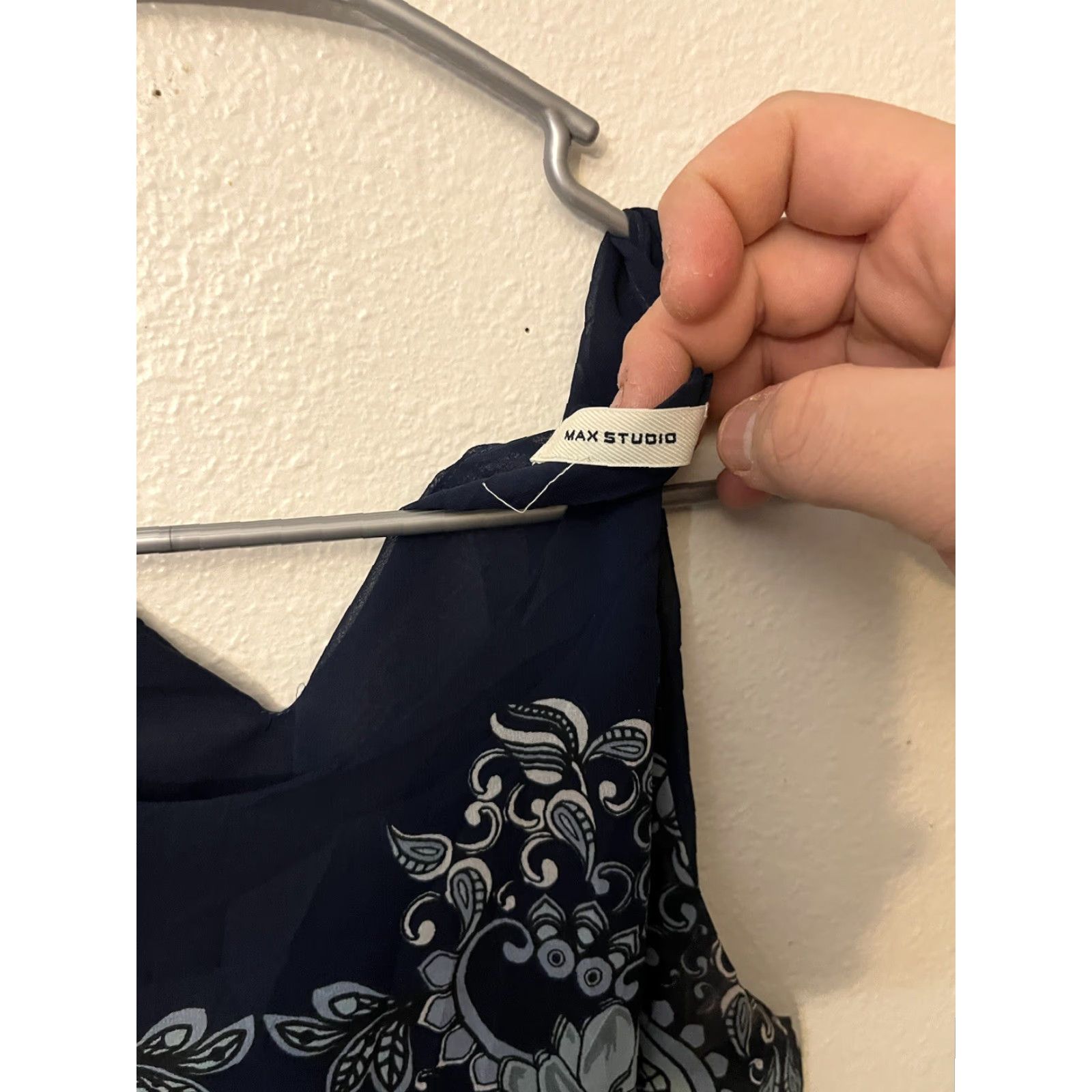 Vintage Max Studio Tank Top Blouse Sleeveless Navy Blue Medium M Womens Camisole Floral Chiffon Ruffle Spaghetti V-Neck Lightweight All Seasons Size M / US 6-8 / IT 42-44 - 2 Thumbnail