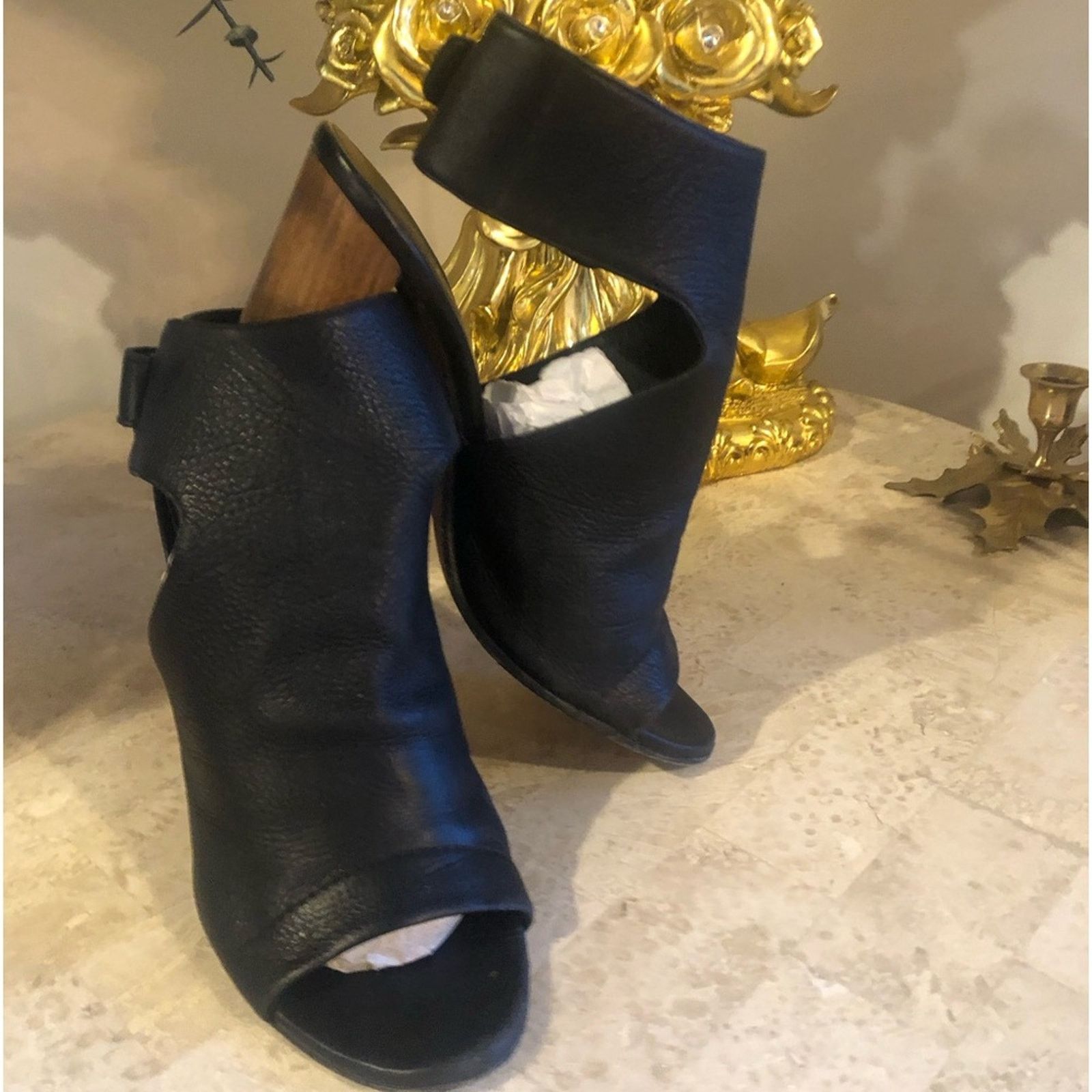 Vince Vince. Open heal leather strap thick heel Size US 7.5 / IT 37.5 - 14 Thumbnail