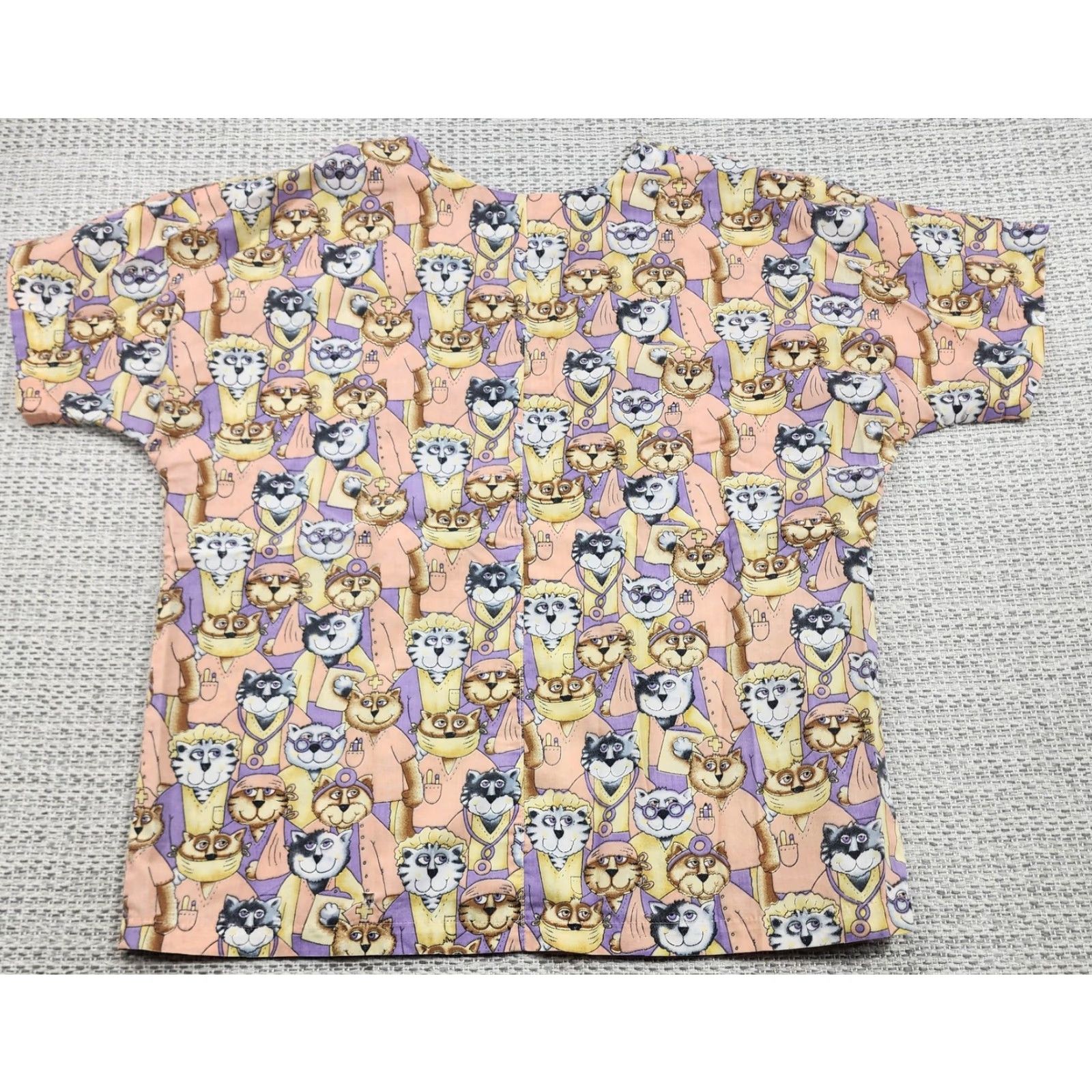 Vintage VINTAGE di Prima Scrub Top Shirt Womens Medium Peach Purple Cats Made USA V-Neck Pockets Size M / US 6-8 / IT 42-44 - 6 Thumbnail
