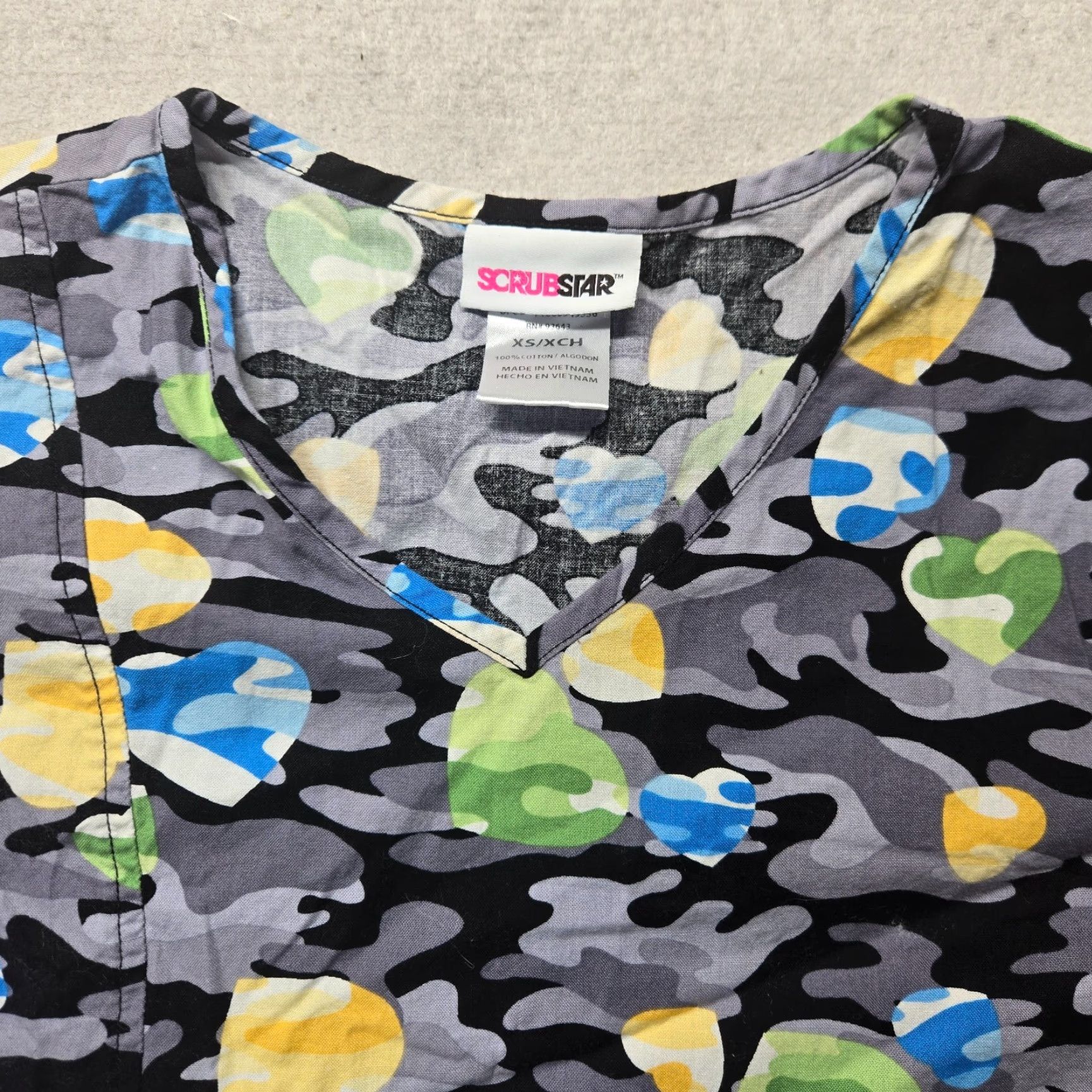Vintage ScrubStar Scrubs Shirt Crew Neck Stretch Hearts Gray Camo Short Sleeve XS Shirt Women XS Gray Camouflage Pattern Medical Size US XS / EU 42 / 0 - 2 Thumbnail