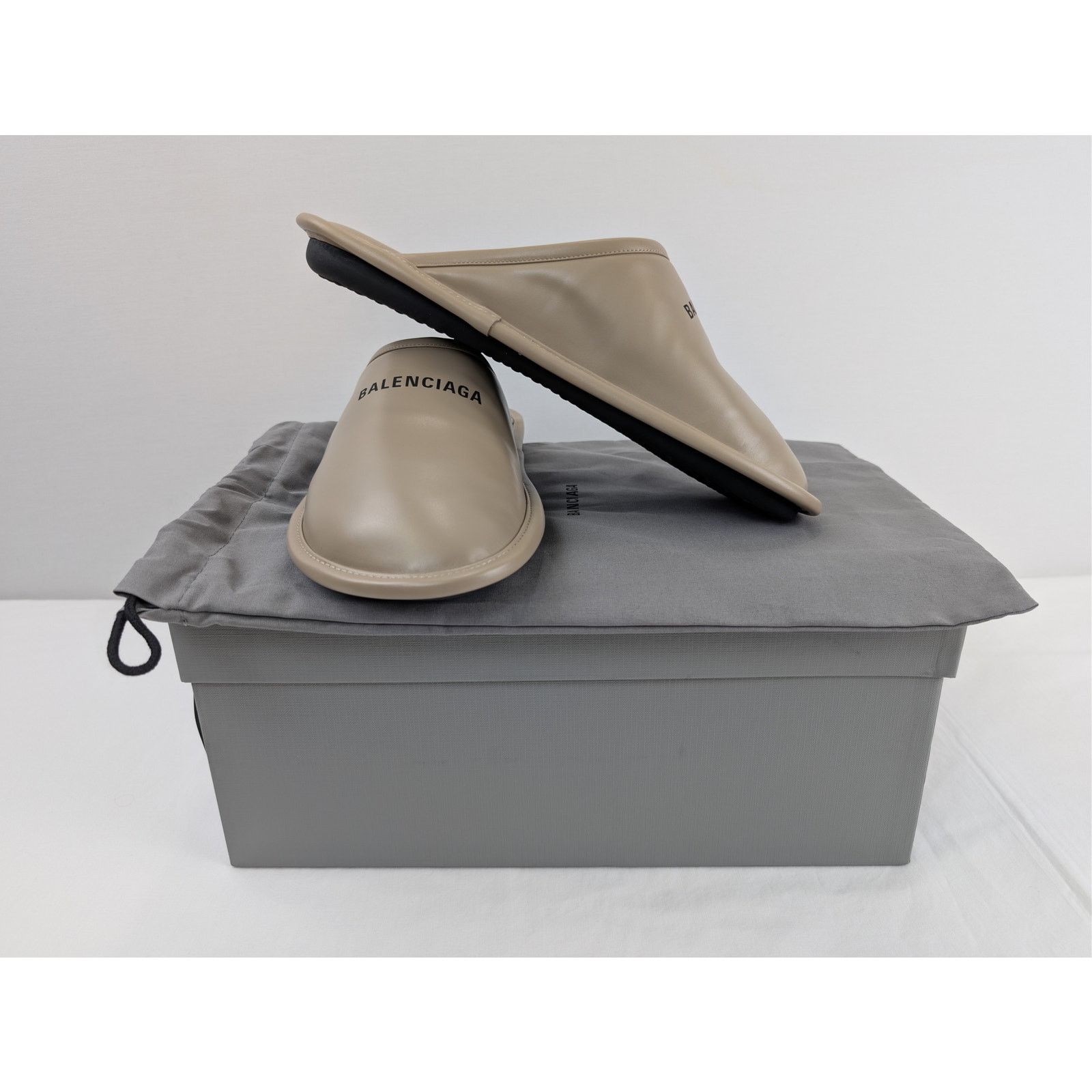 Balenciaga o1rshd1 Carrera Lux Calfskin Home Flat Slipper Taupe/Black Size US 10 / EU 43 - 14 Thumbnail