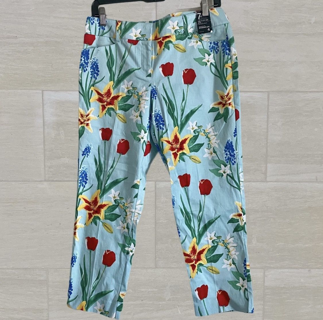 Other NY & CO AQUAMARINE FLORAL CROPPED KHAKIS ANKLE PANTS Size 27" / US 4 / IT 40 - 1 Thumbnail