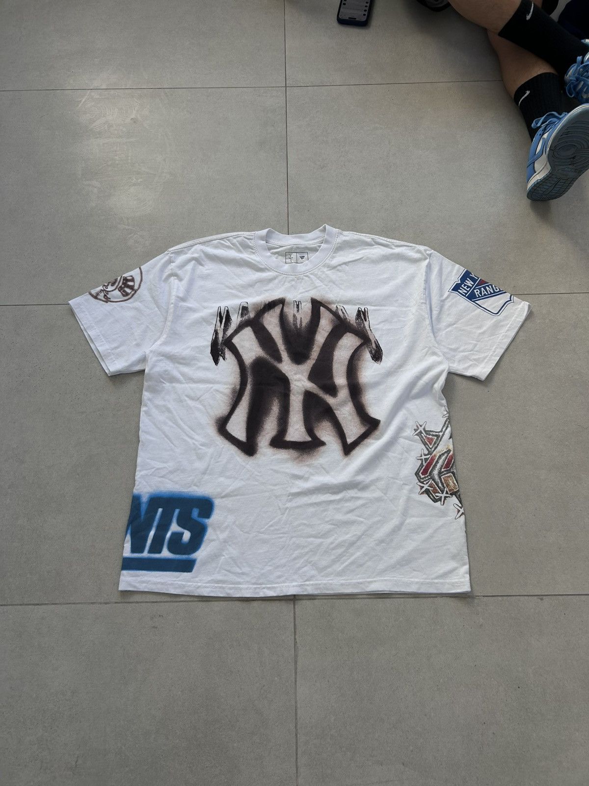 Travis Scott Travis Scott Fanatics Game Exclusive New Yor City White Tee Size US L / EU 52-54 / 3 - 1 Thumbnail
