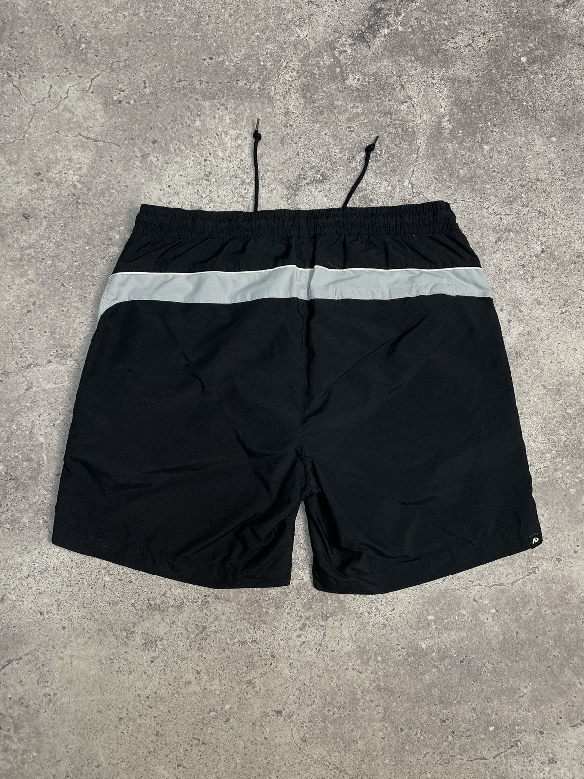 Vintage Vintage Nike Shorts Mini Swoosh Logo 00s Style Size US 32 / EU 48 - 5 Thumbnail