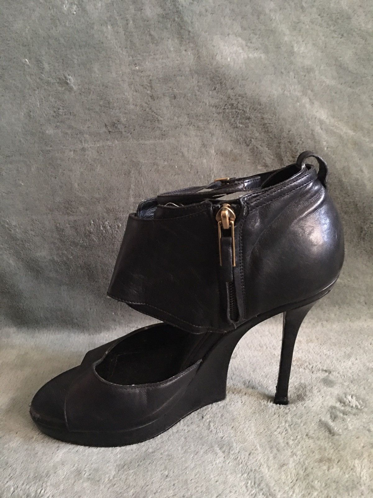 Yves Saint Laurent Yves Saint Laurent Black Leather Heels Platform Booties 39.5 Size US 9.5 / IT 39.5 - 7 Thumbnail