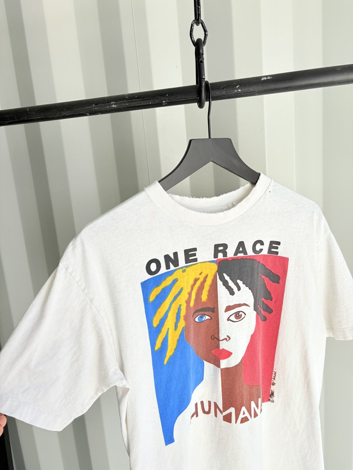Vintage Vintage One Race Human Shirt Faded Distressed GRUNGE Band Size US L / EU 52-54 / 3 - 3 Thumbnail