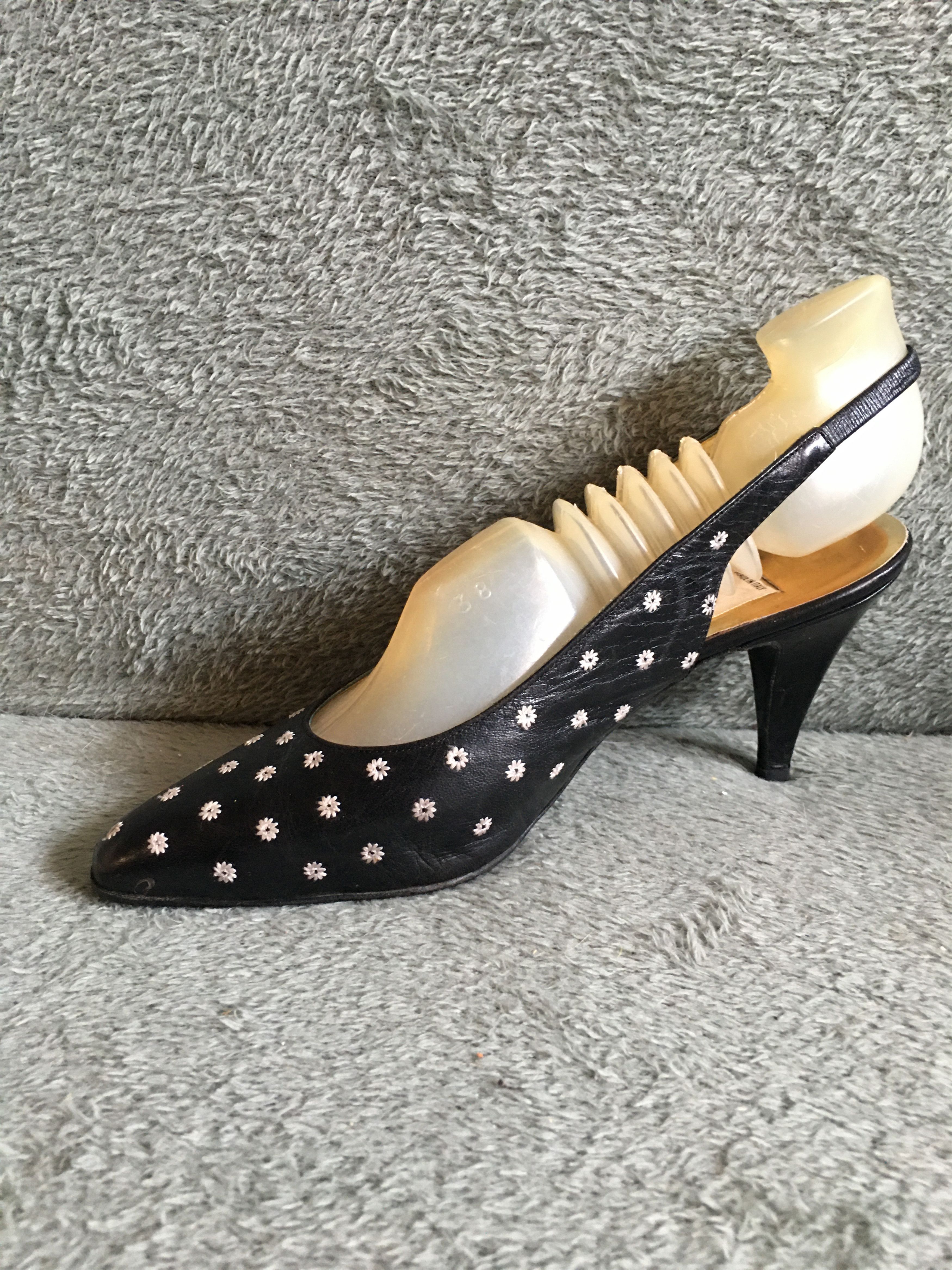 Valentino Valentino Garavani Leather Flowers Design Heels Size 8.5 Size US 8.5 / IT 38.5 - 5 Thumbnail