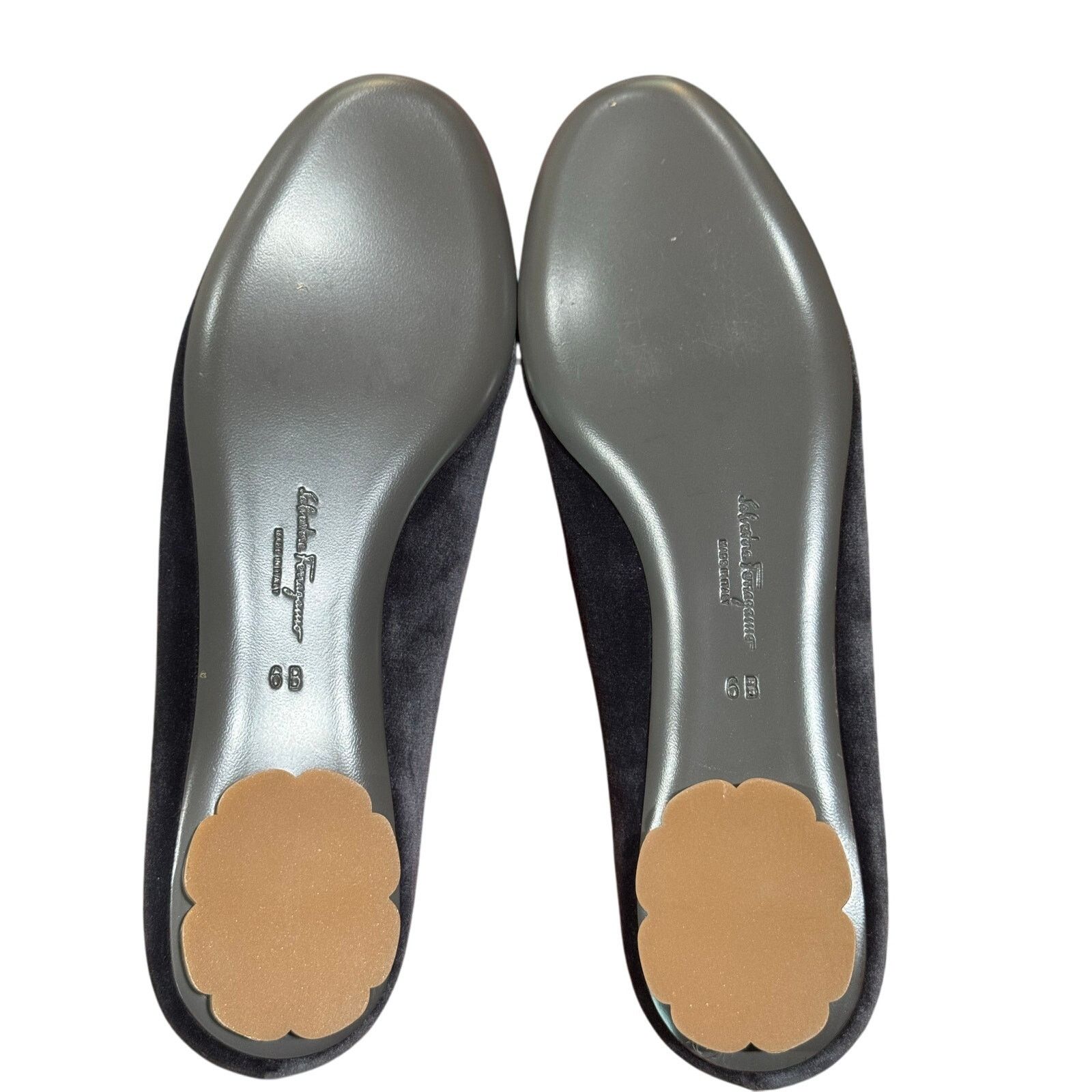 Salvatore Ferragamo Salvatore Ferragamo Sarno Velvet Flower Heel Loafers sz. 6B Size US 6 / IT 36 - 9 Thumbnail