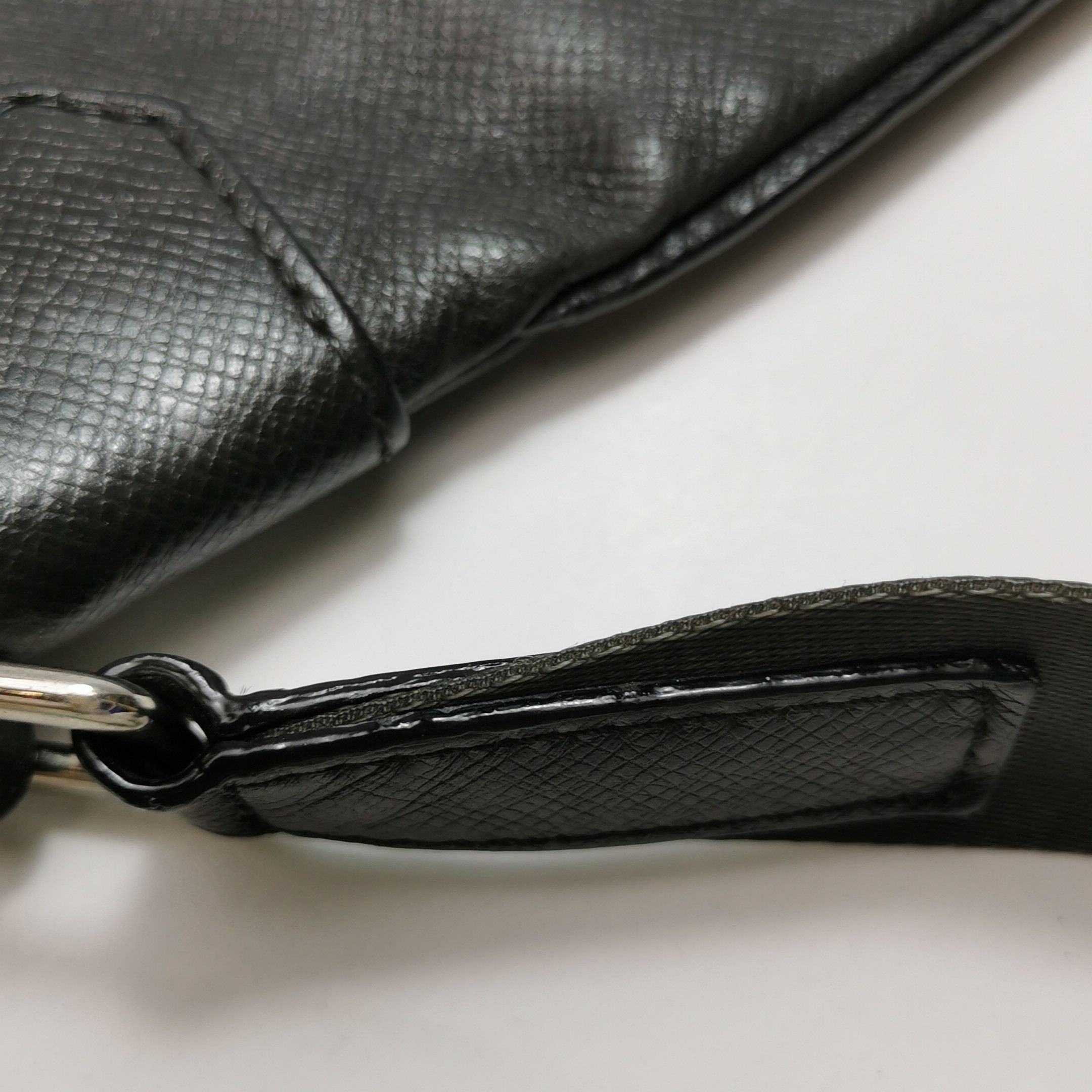 Louis Vuitton Louis Vuitton (LV) Cowhide Solid Zipper Crossbody Bag -y250 Size ONE SIZE - 9 Thumbnail