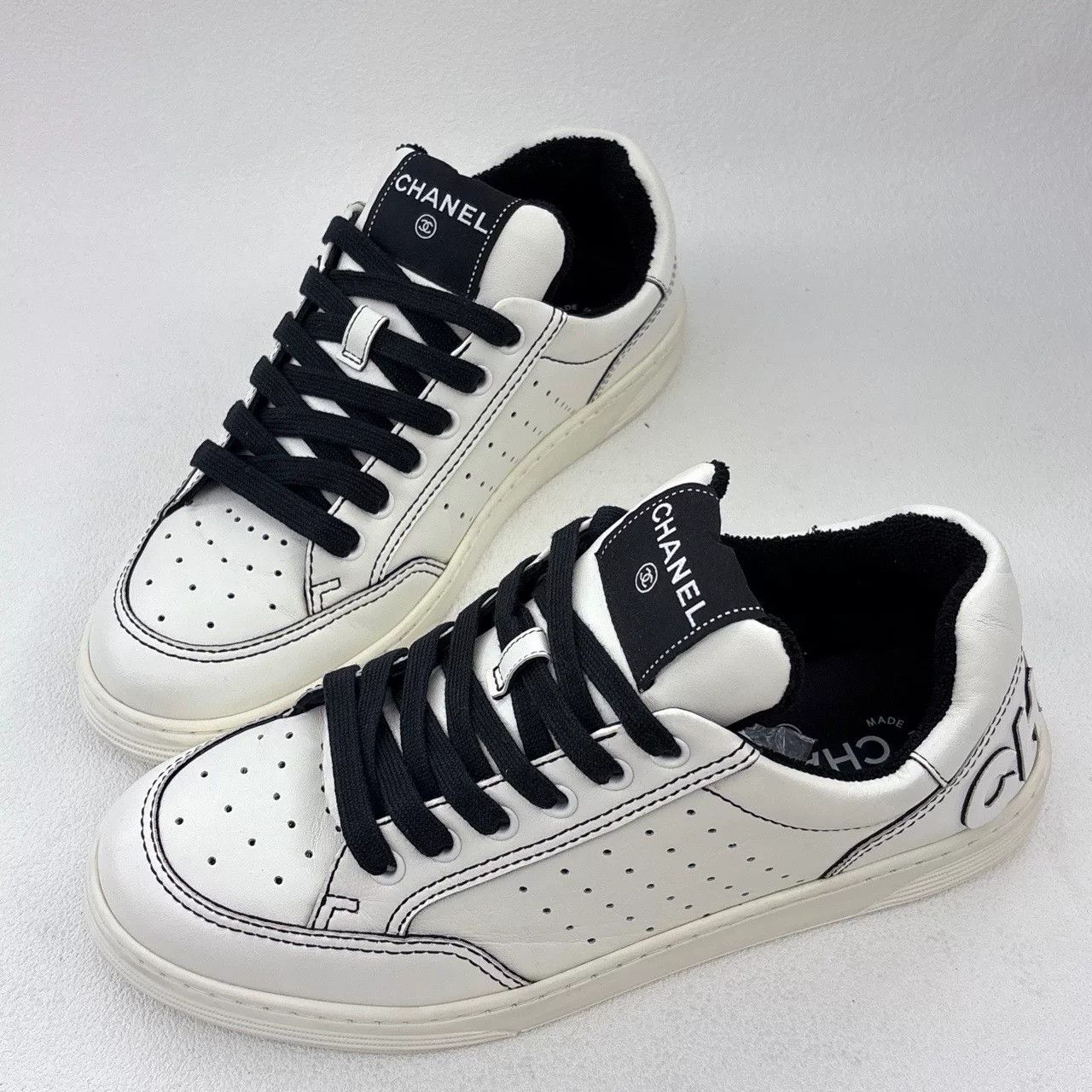 Chanel chanel white low-top casual sneakers for men Size US 8 / EU 41 - 1 Thumbnail