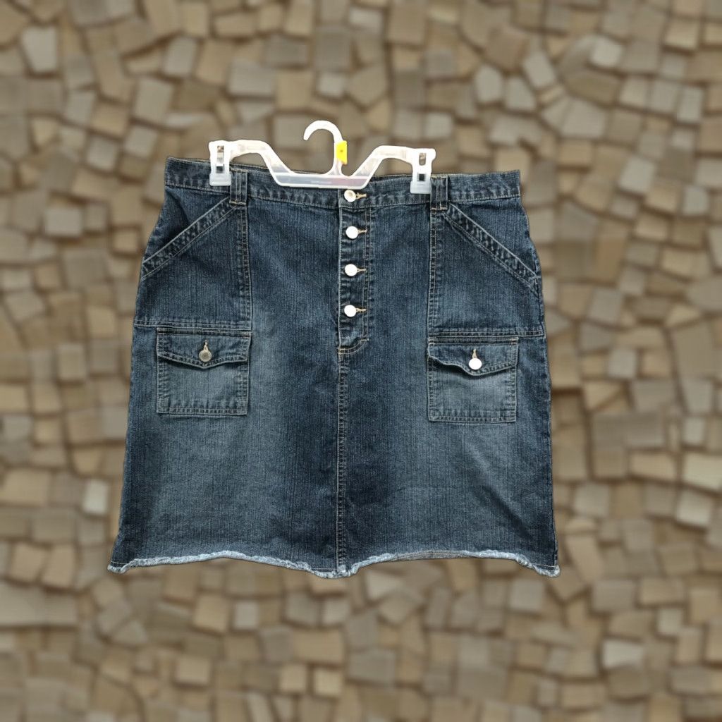 Gloria Vanderbilt VINTAGE Gloria Vanderbilt Women Plus Size 18 Denim Pencil Skirt Blue Knee Length Stretch Elastic Waist Pockets 3 Logo button Size 40" / US 18 - 1 Thumbnail