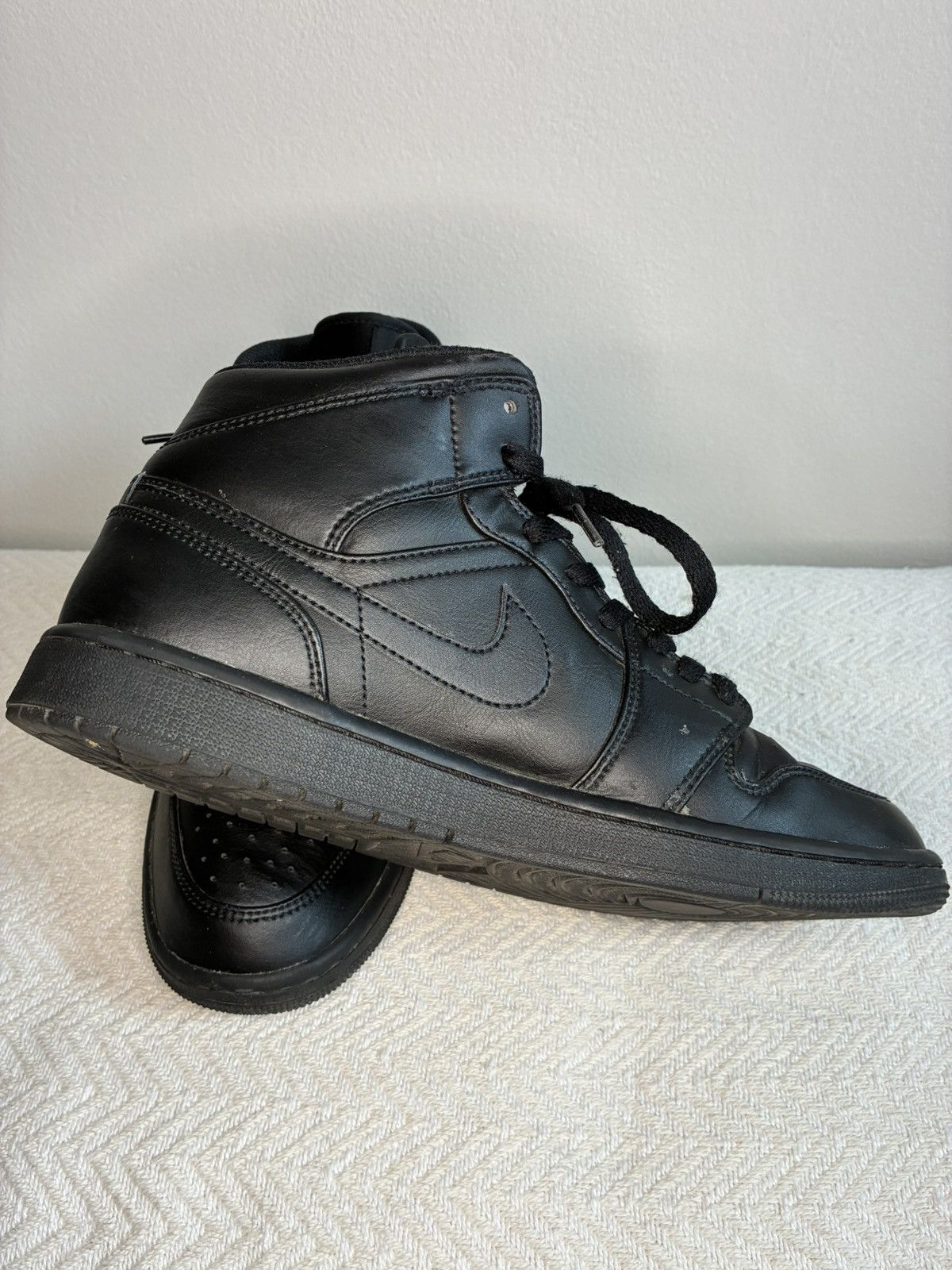 Jordan Brand Air Jordan 1 Mid "Triple Black" Size US 9 / EU 42 - 2 Thumbnail