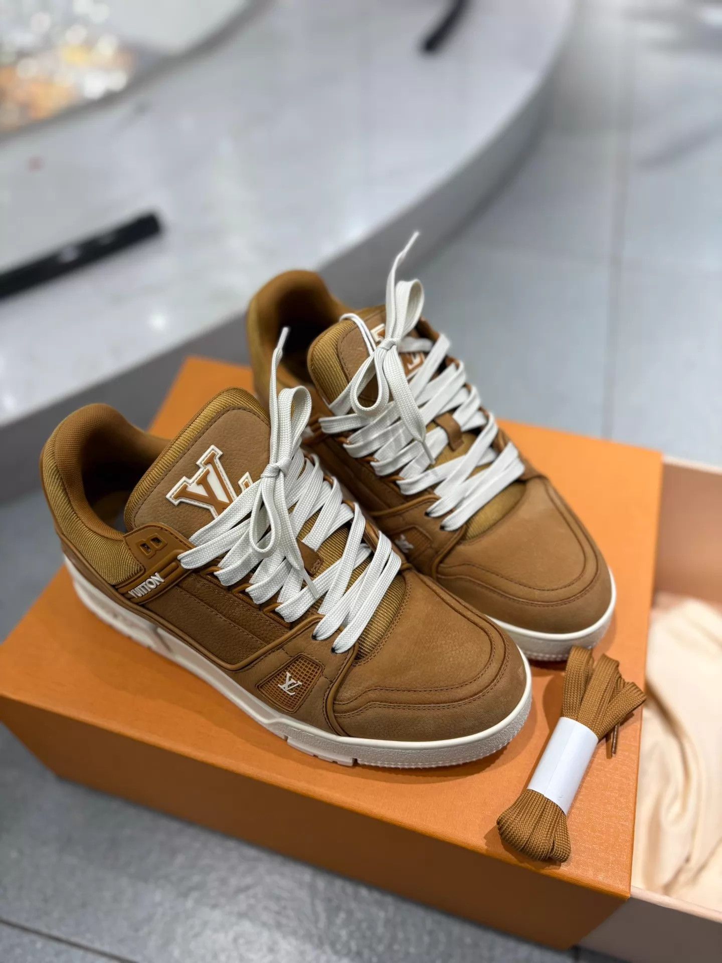 Louis Vuitton LV 25 Suede Brown Men's Trainer 40.5 99New w/ box Size US 7.5 / EU 40-41 - 1 Thumbnail