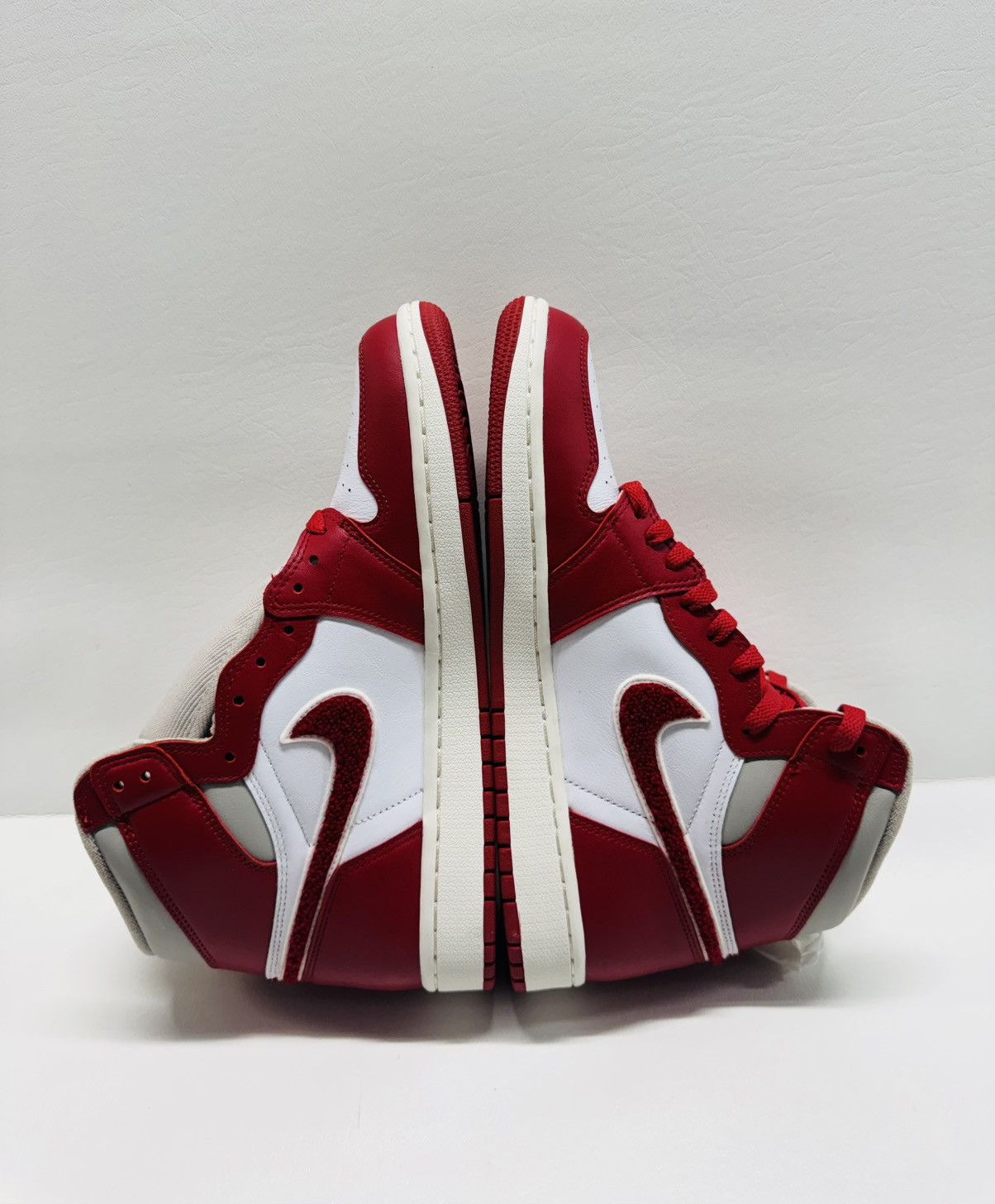 Jordan Brand Air Jordan 1 Retro Hi OG Varsity Red Size US 10.5 / IT 40.5 - 3 Thumbnail