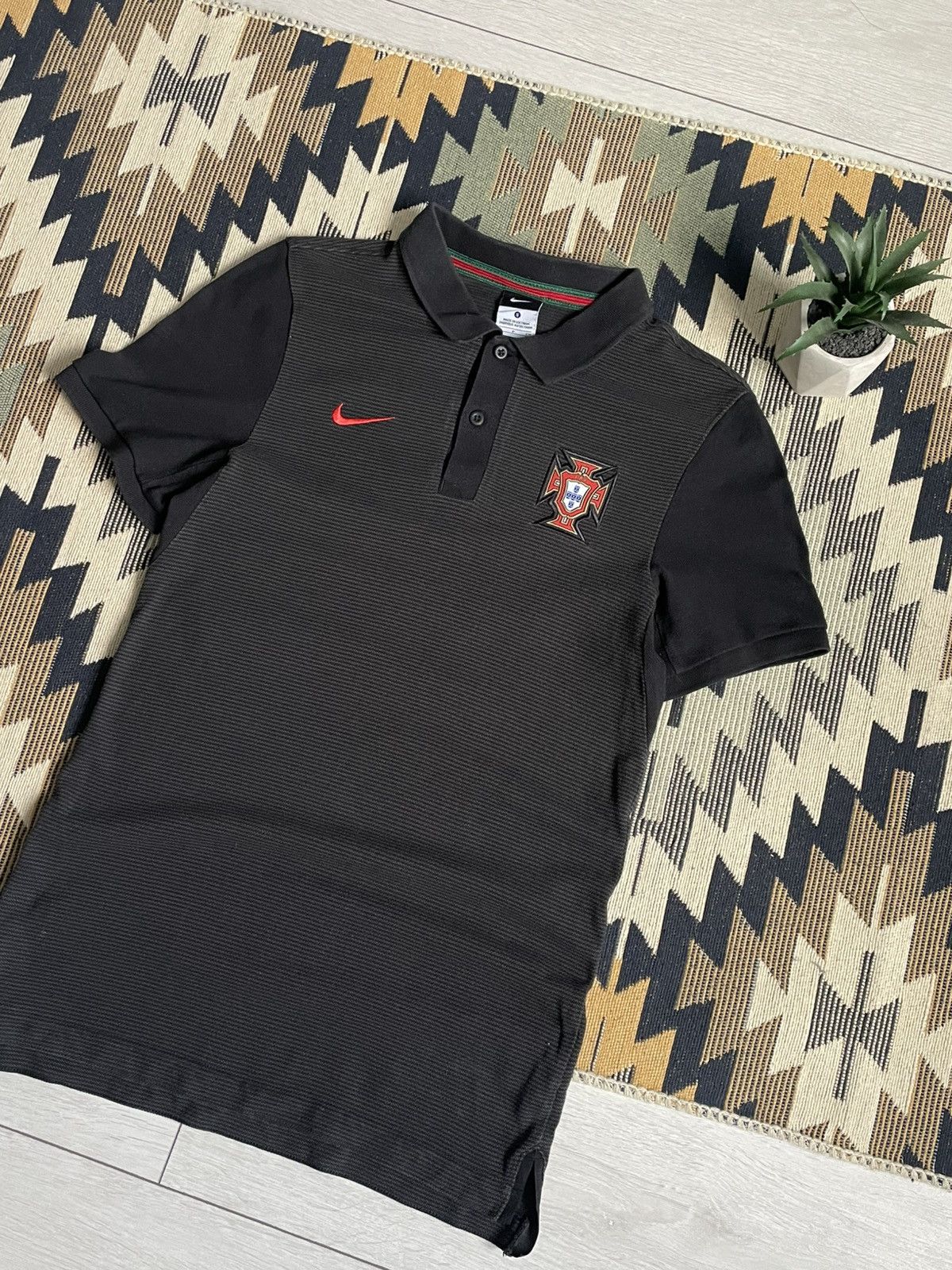 Nike Vintage Nike Portugal Blockcore Soccer Jersey Polo Size US S / EU 44-46 / 1 - 2 Thumbnail
