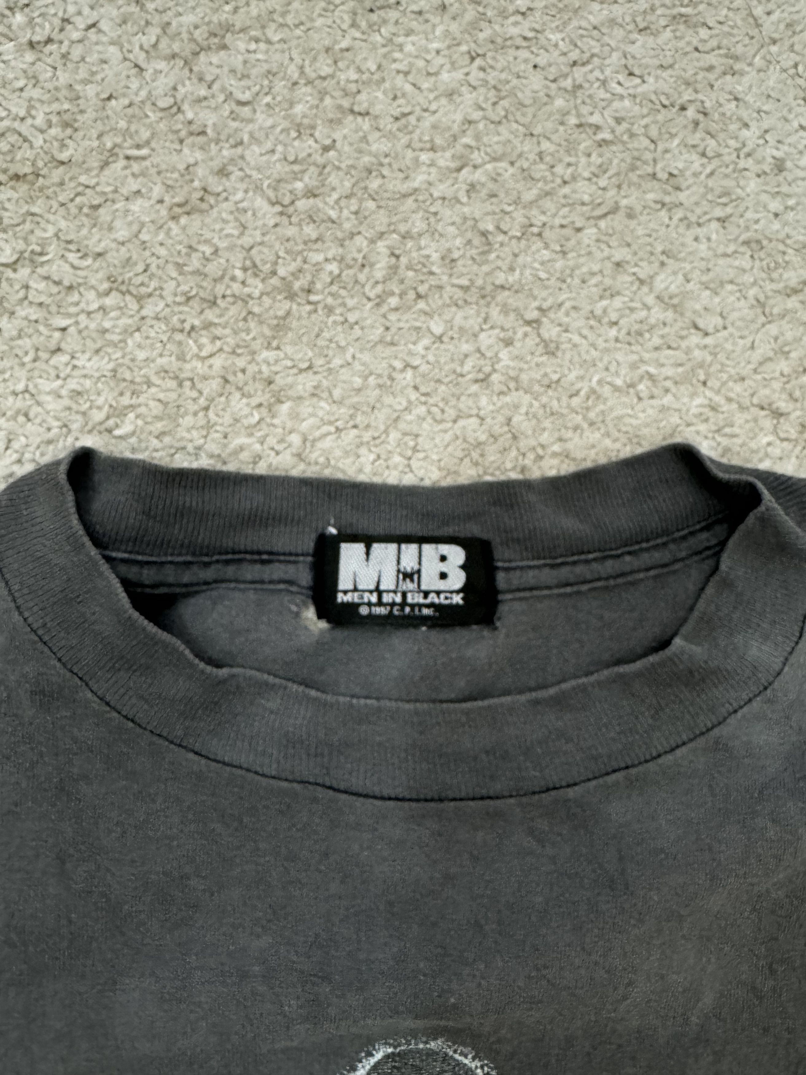 Vintage Vintage 1997 Men In Black Movie Tee Size US L / EU 52-54 / 3 - 3 Thumbnail