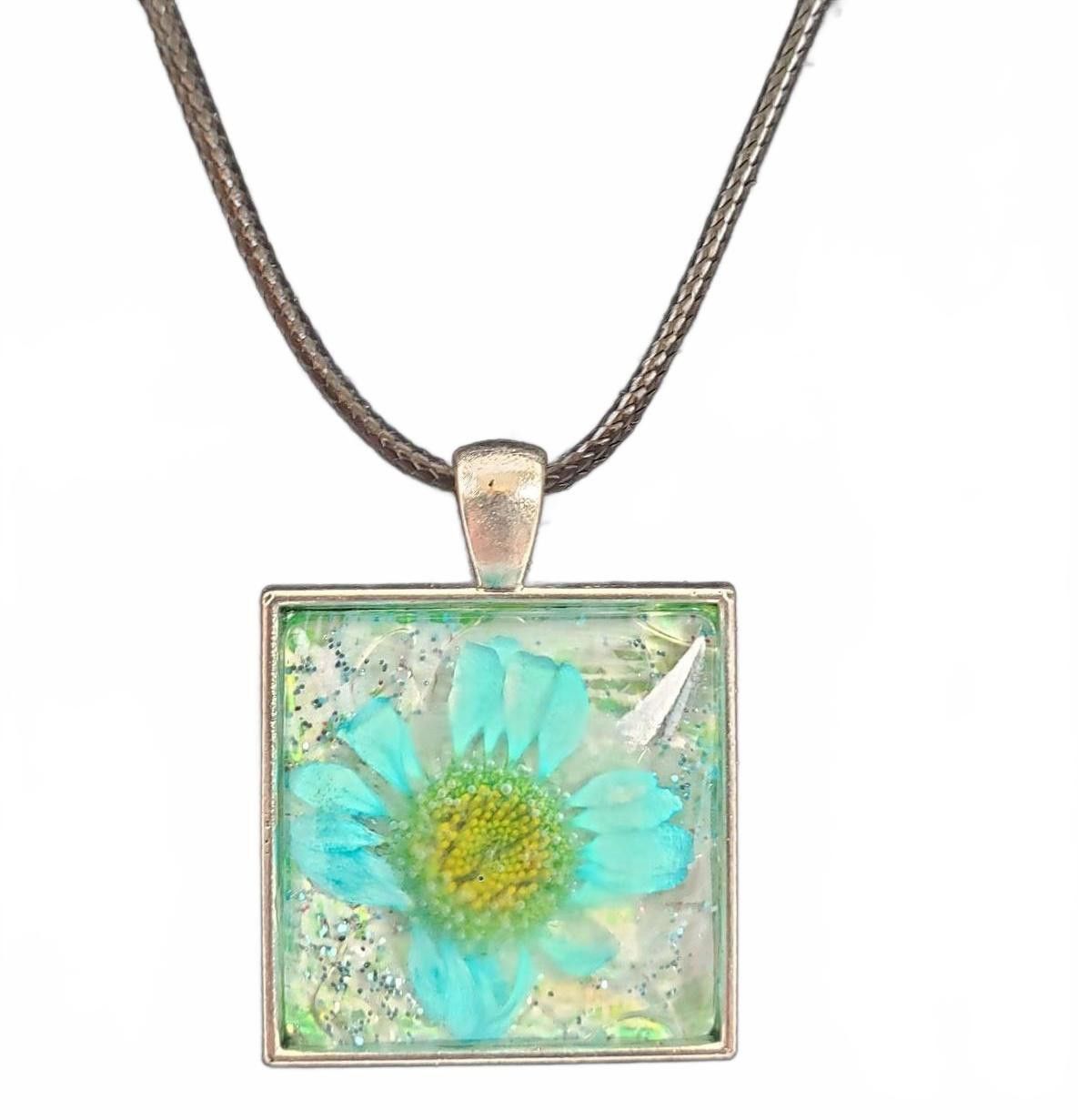 Designer Stunning Floral Resin Pendant Necklace Size ONE SIZE - 3 Thumbnail