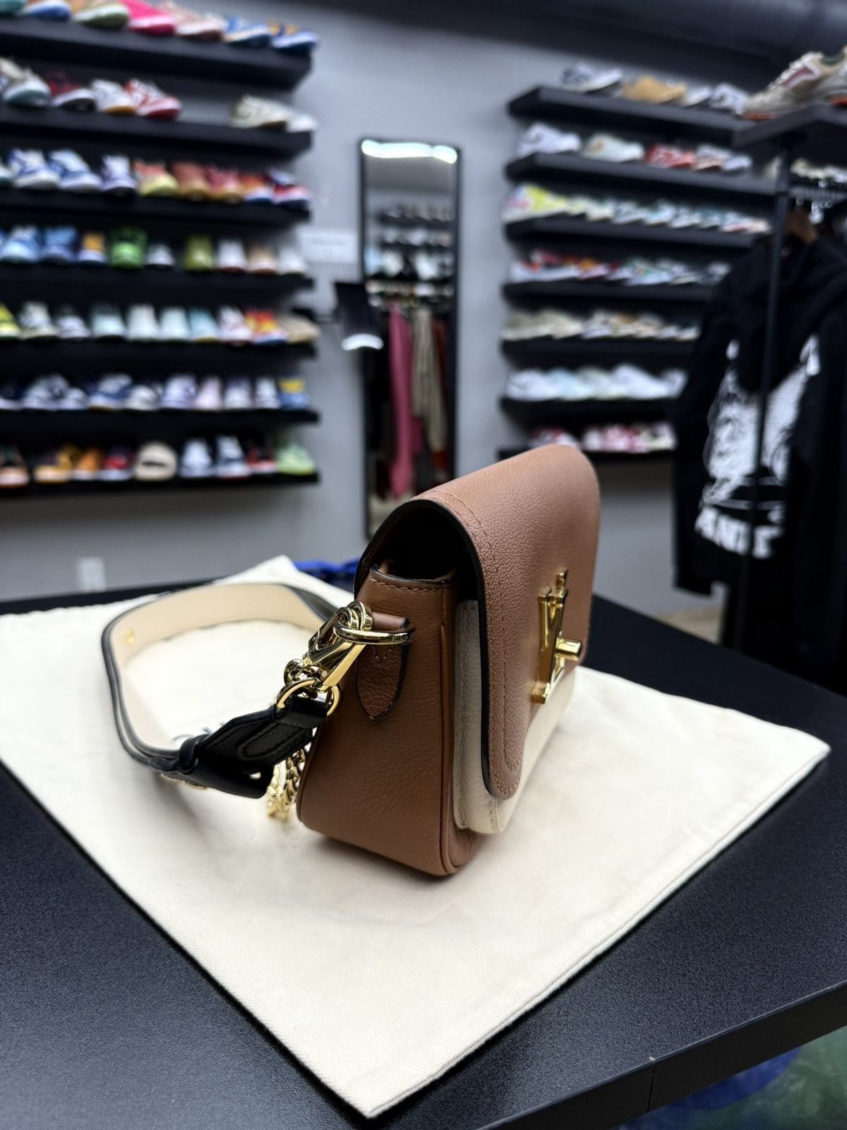 Louis Vuitton AUTHENTIC Louis Vuitton Lockme Tender Calfskin Leather Bag Size ONE SIZE - 2 Thumbnail