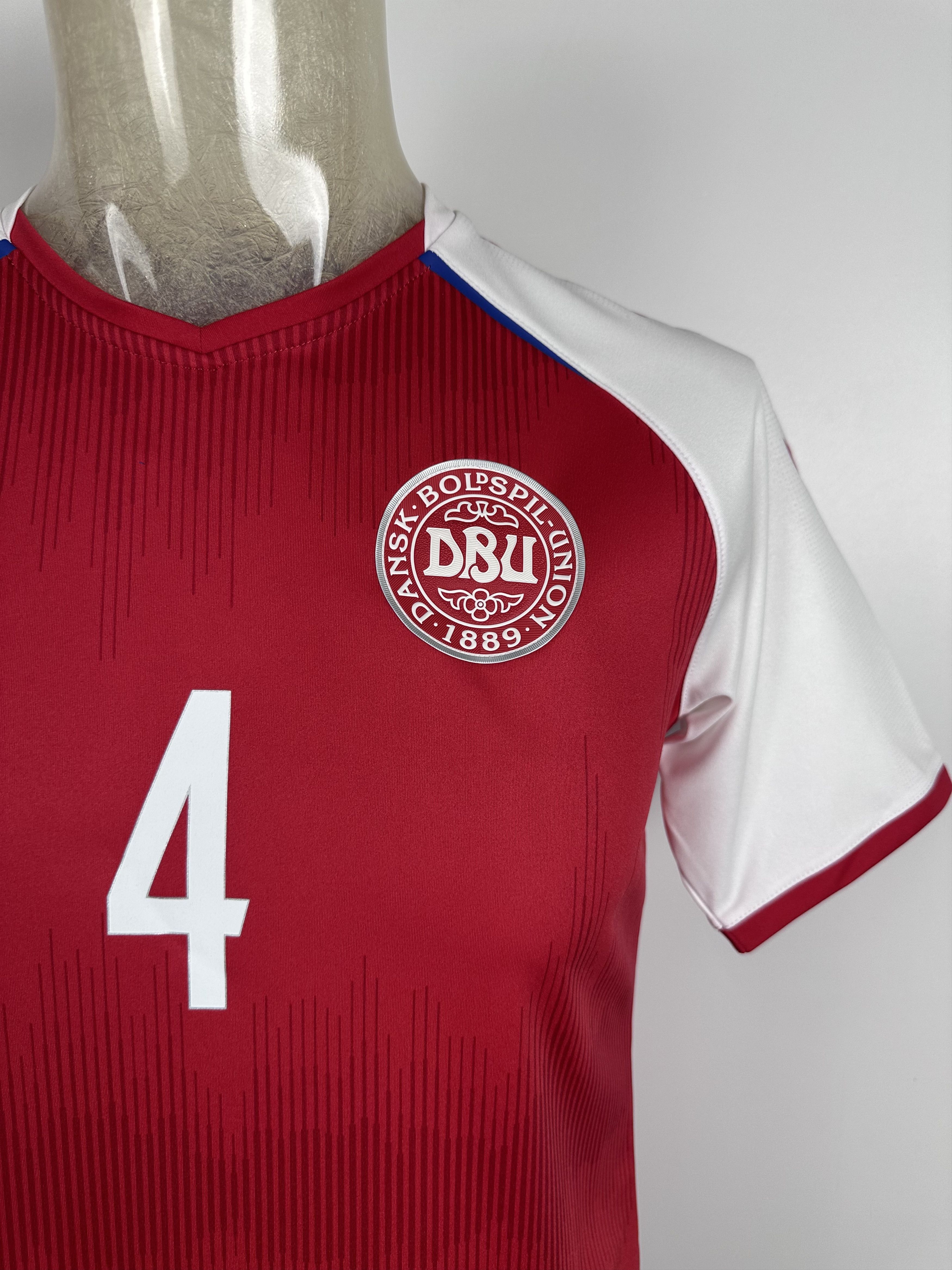Hummel DENMARK 2022 23 SHIRT FOOTBALL SOCCER JERSEY HUMMEL #4 Kjaer Size US S / EU 44-46 / 1 - 5 Thumbnail